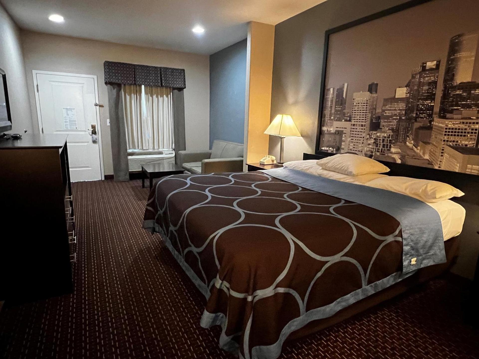 Super 8 by Wyndham Center photo 33