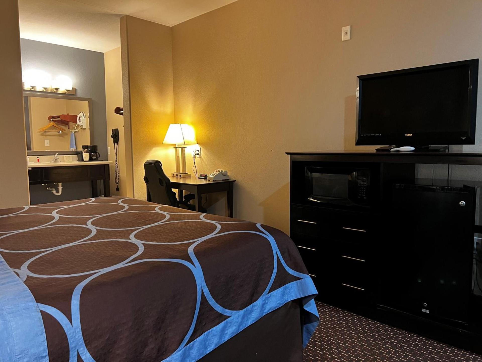 Super 8 by Wyndham Center photo 34