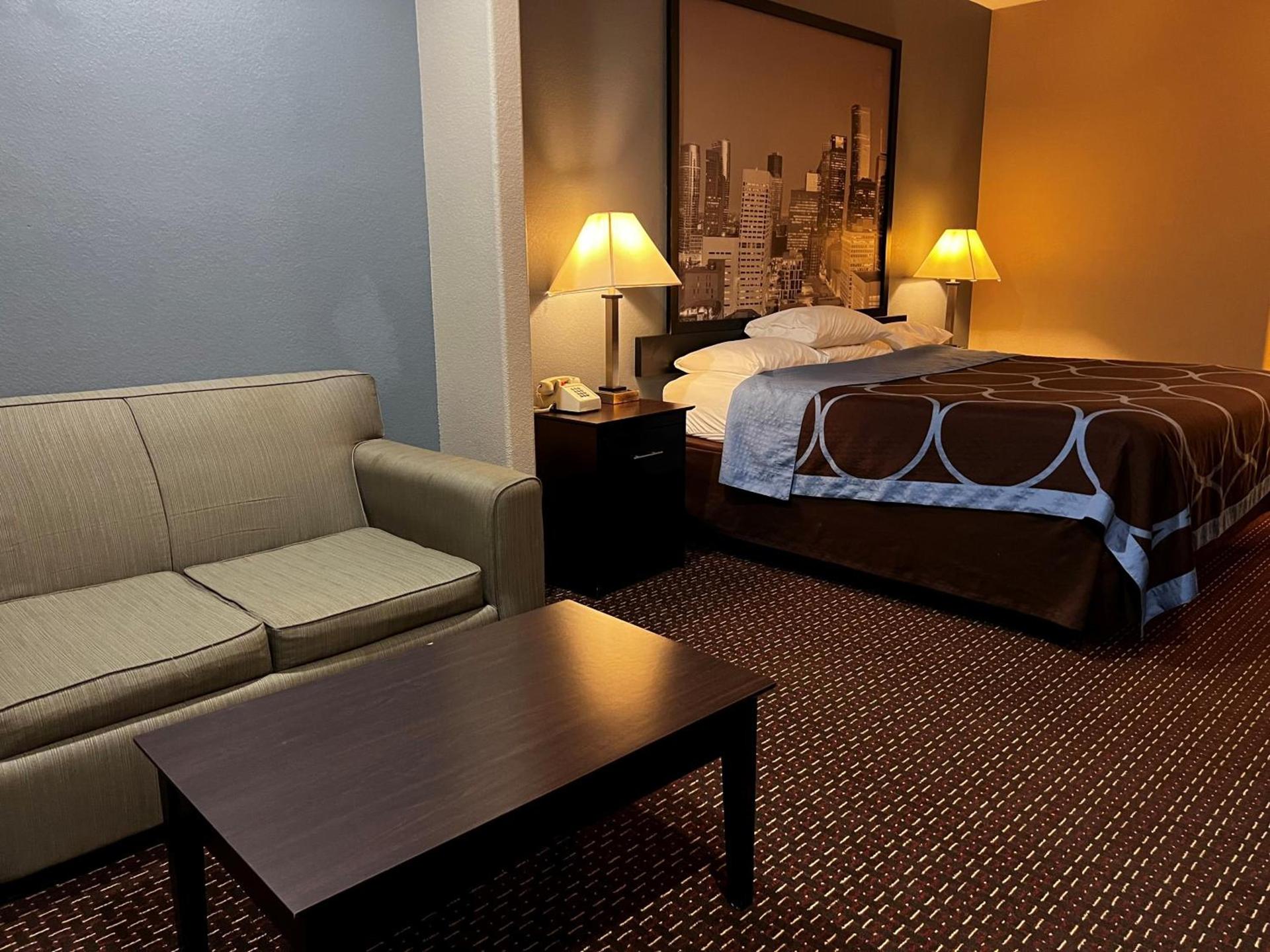 Super 8 by Wyndham Center photo 35