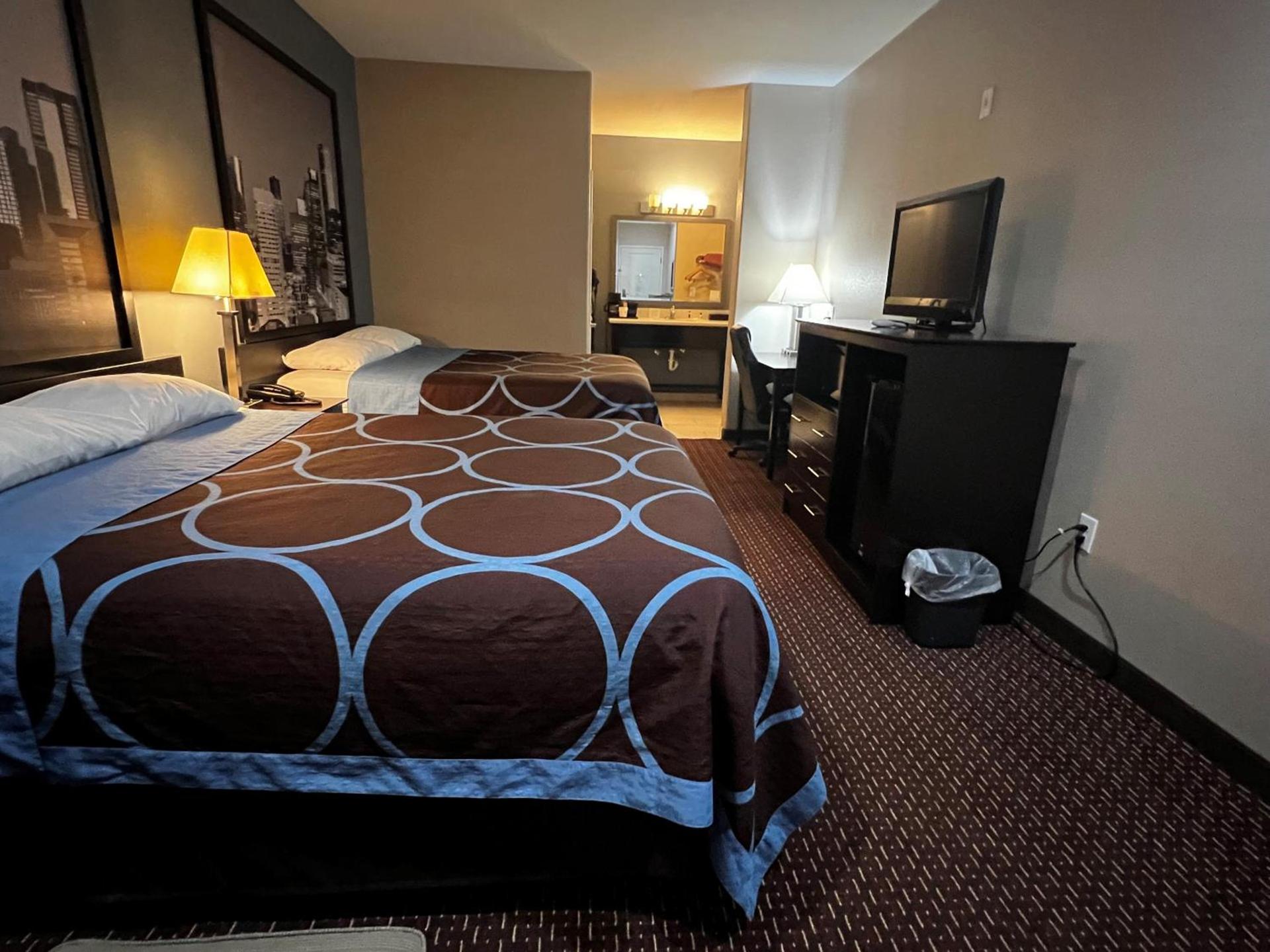 Super 8 by Wyndham Center photo 41