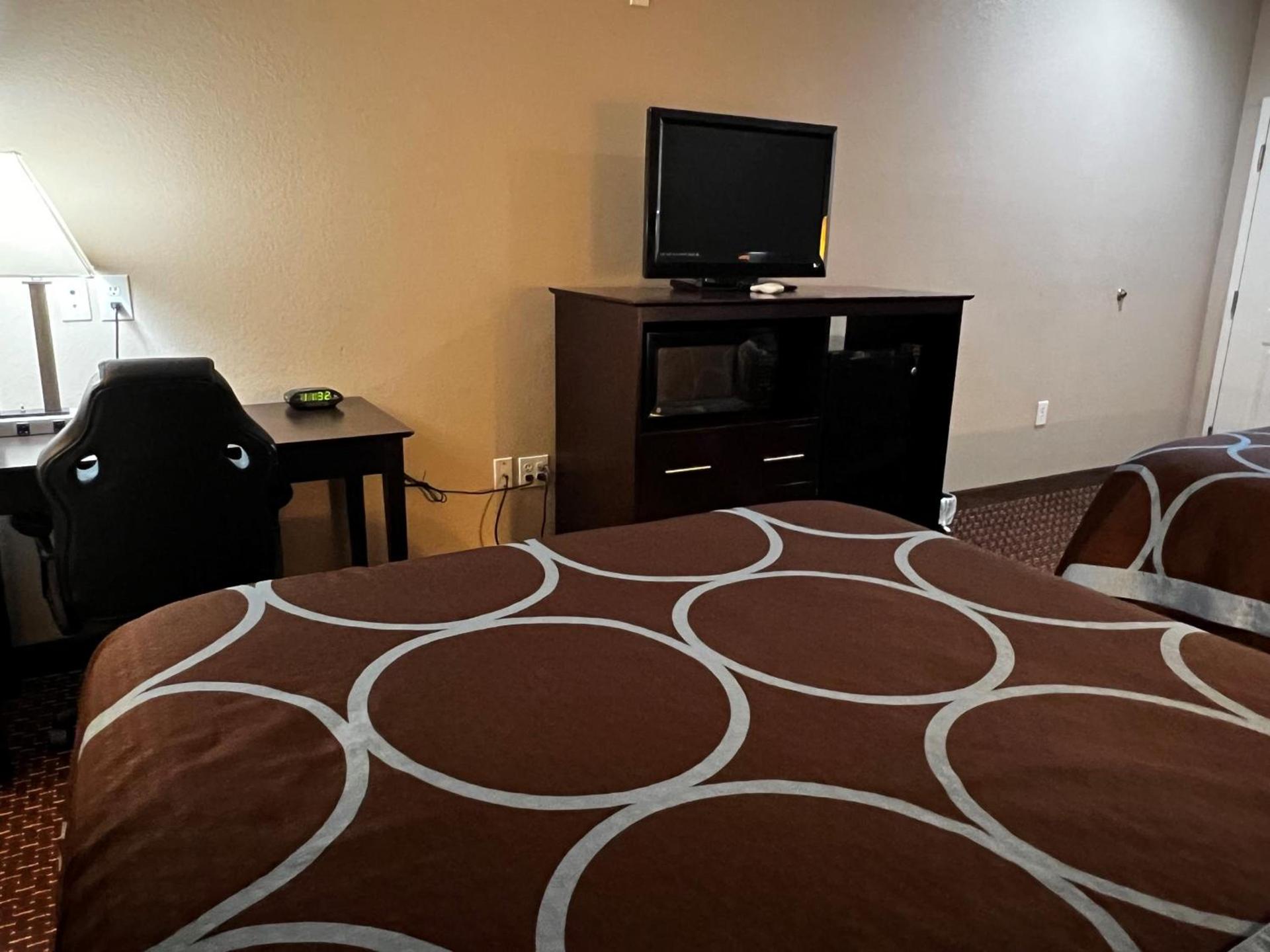 Super 8 by Wyndham Center photo 36