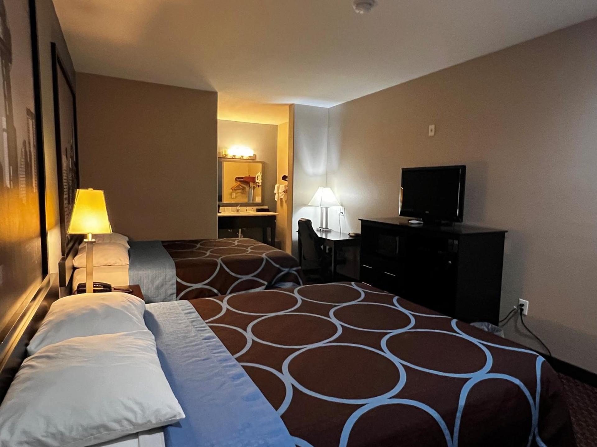 Super 8 by Wyndham Center photo 37