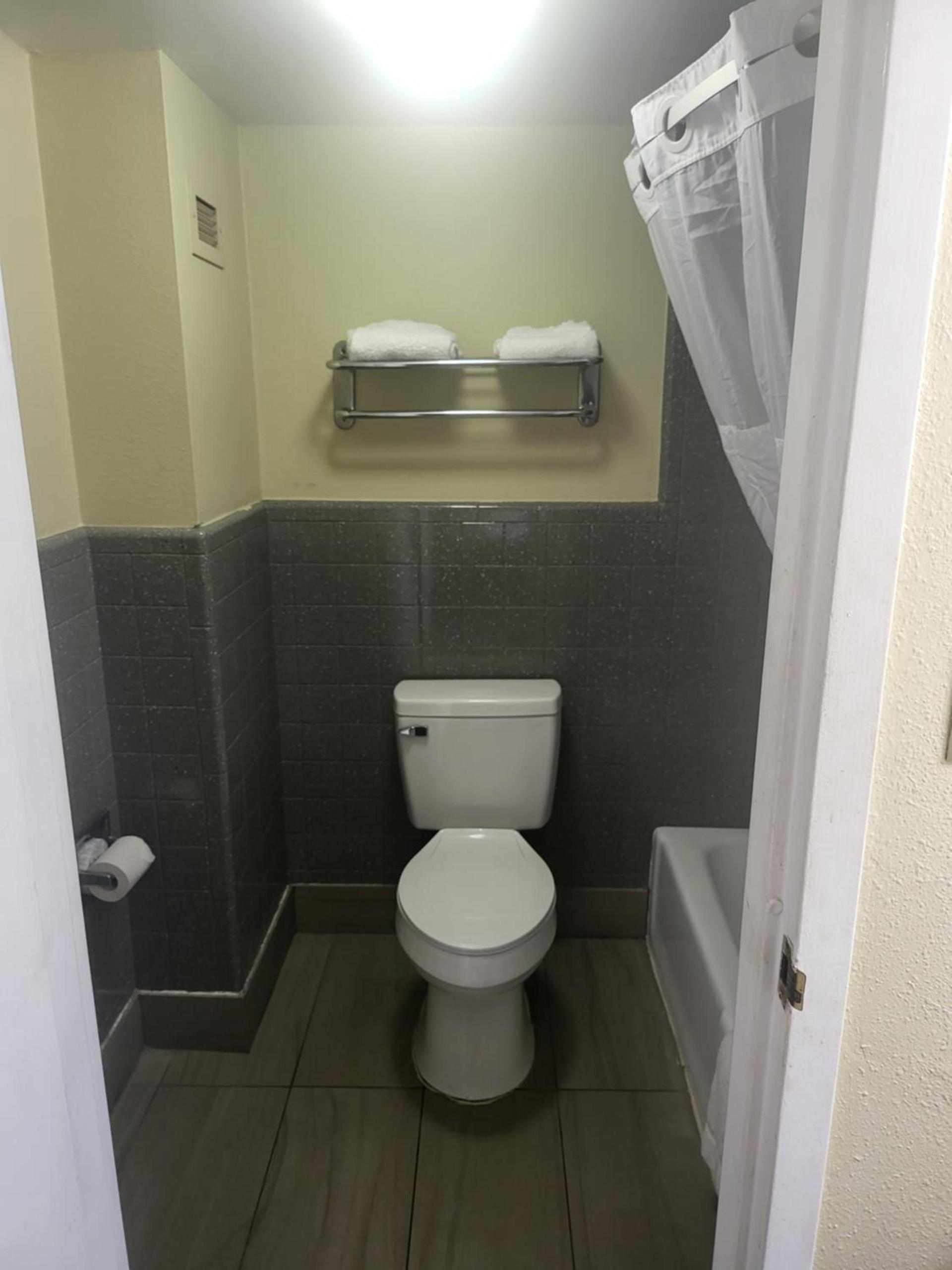 Baymont by Wyndham Williamsburg photo 12