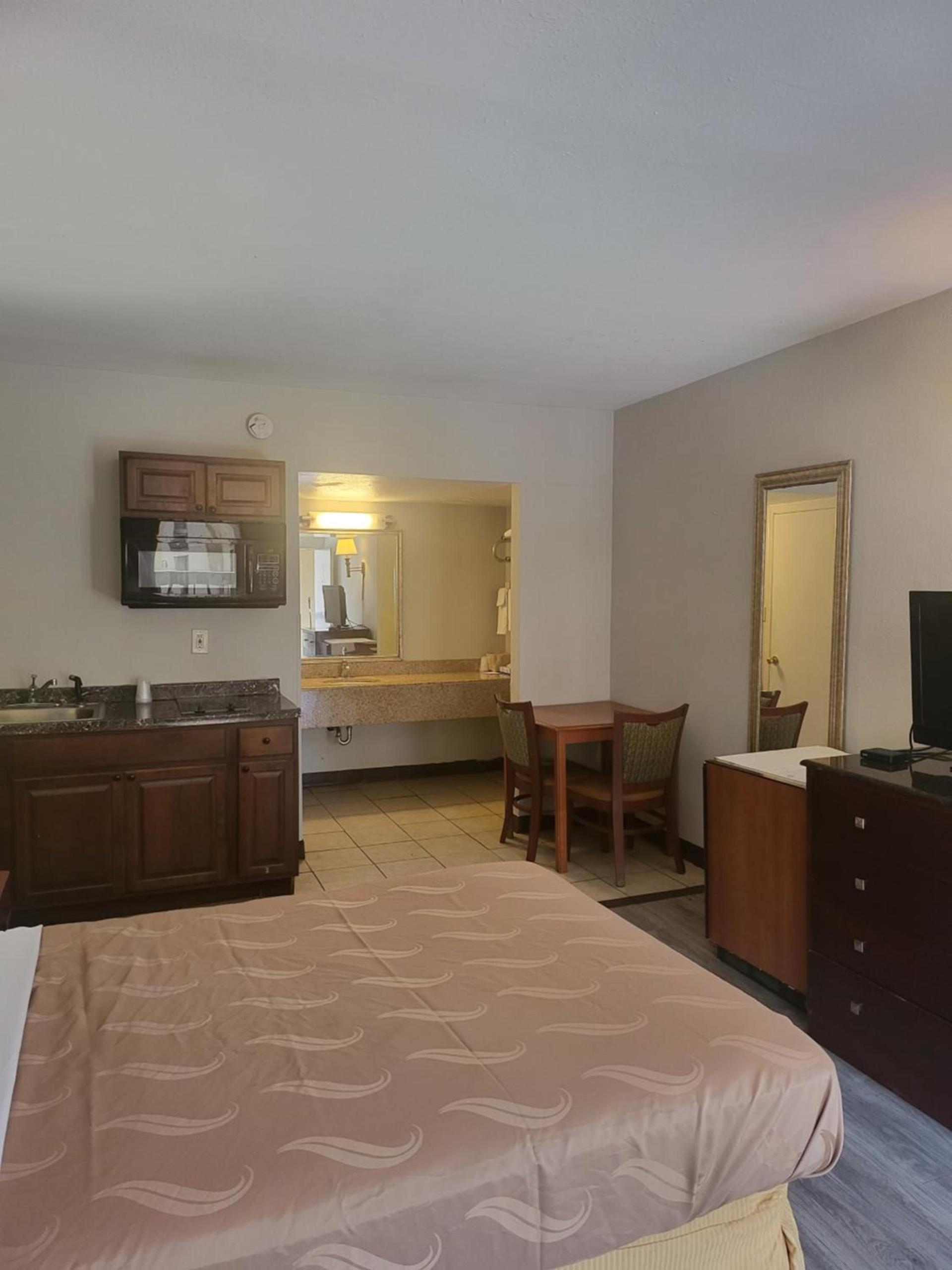 Baymont by Wyndham Williamsburg photo 11