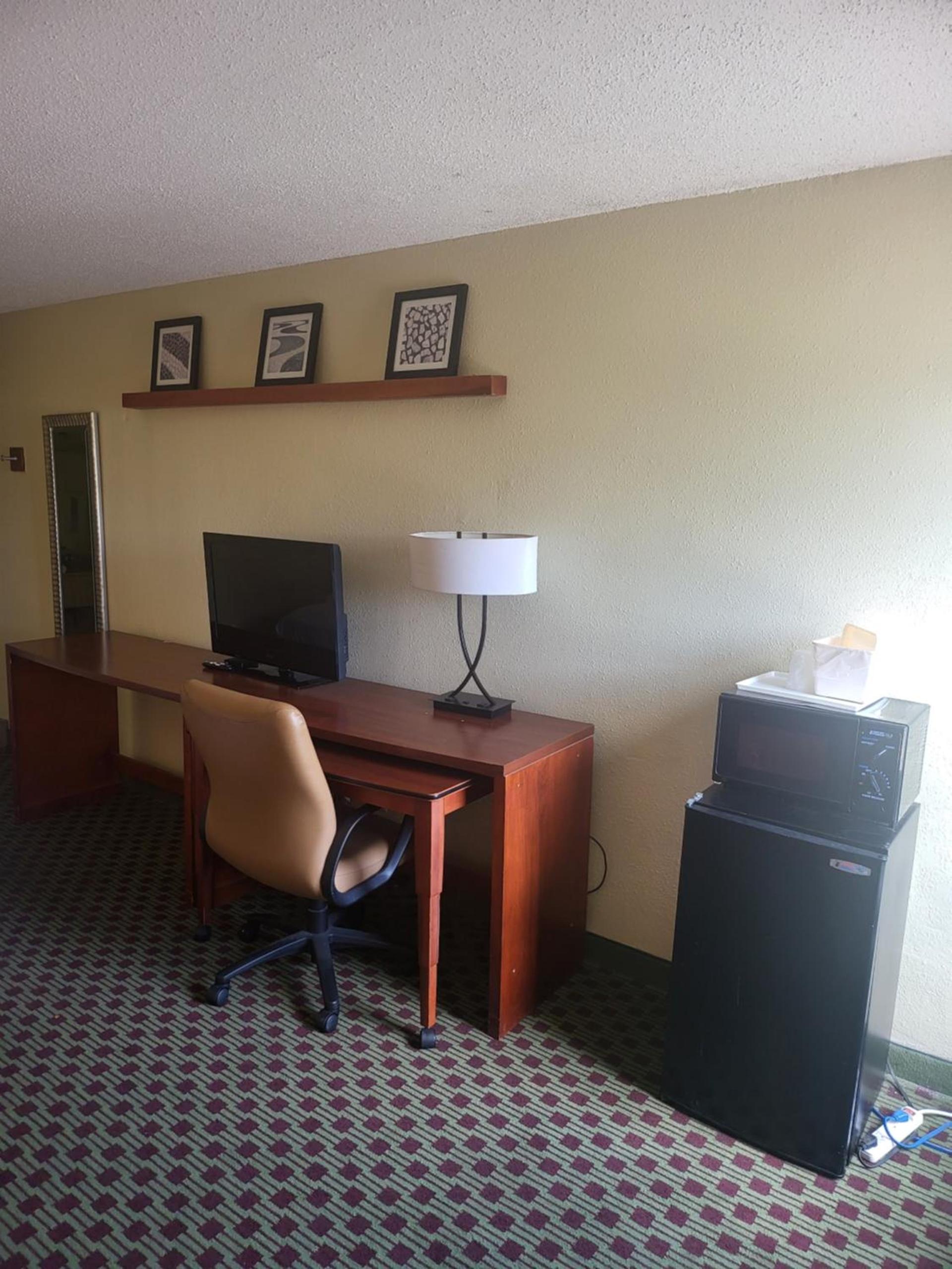 Baymont by Wyndham Williamsburg photo 9