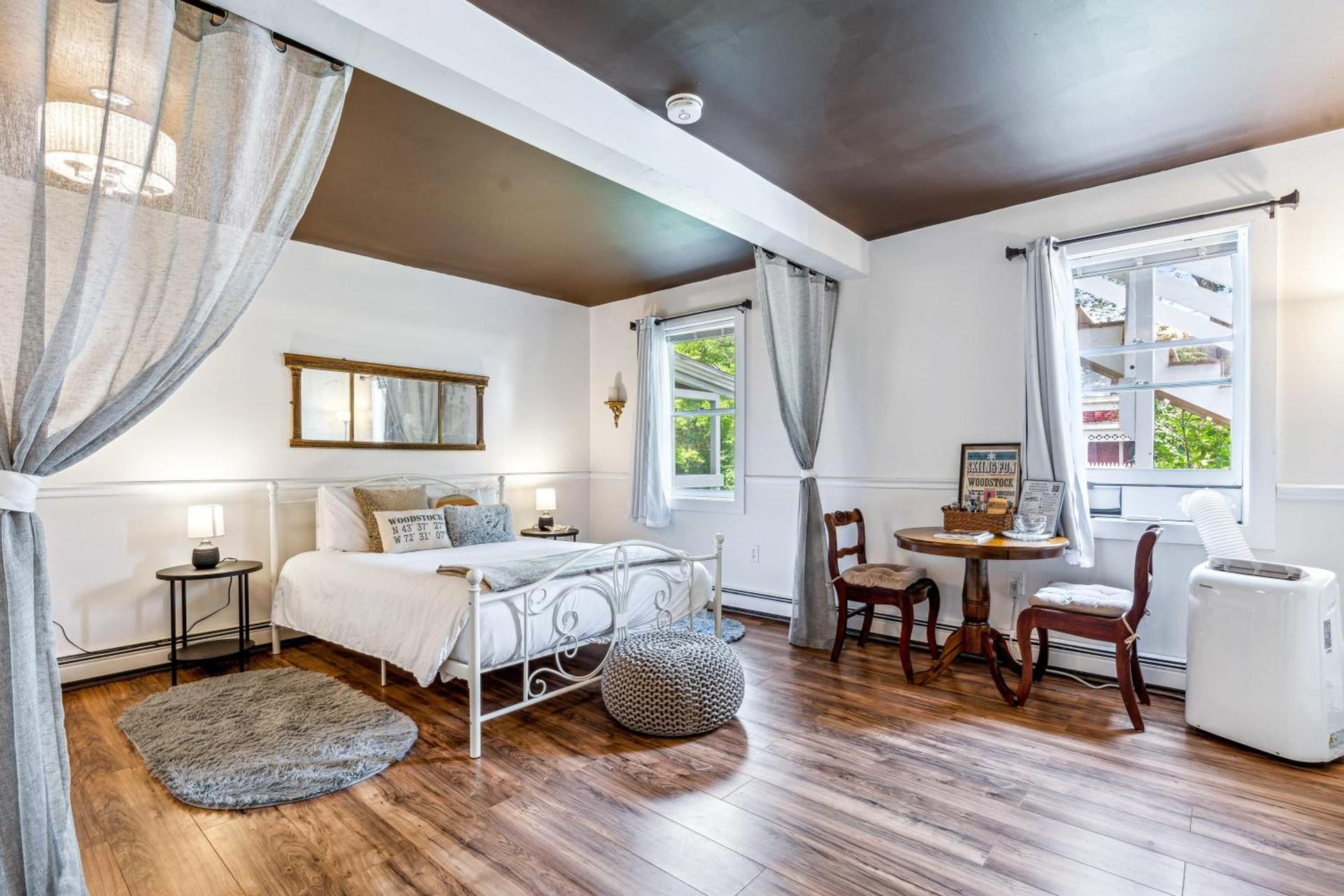 10 min to Mountains Queen Bed Woodstock Suite photo 11