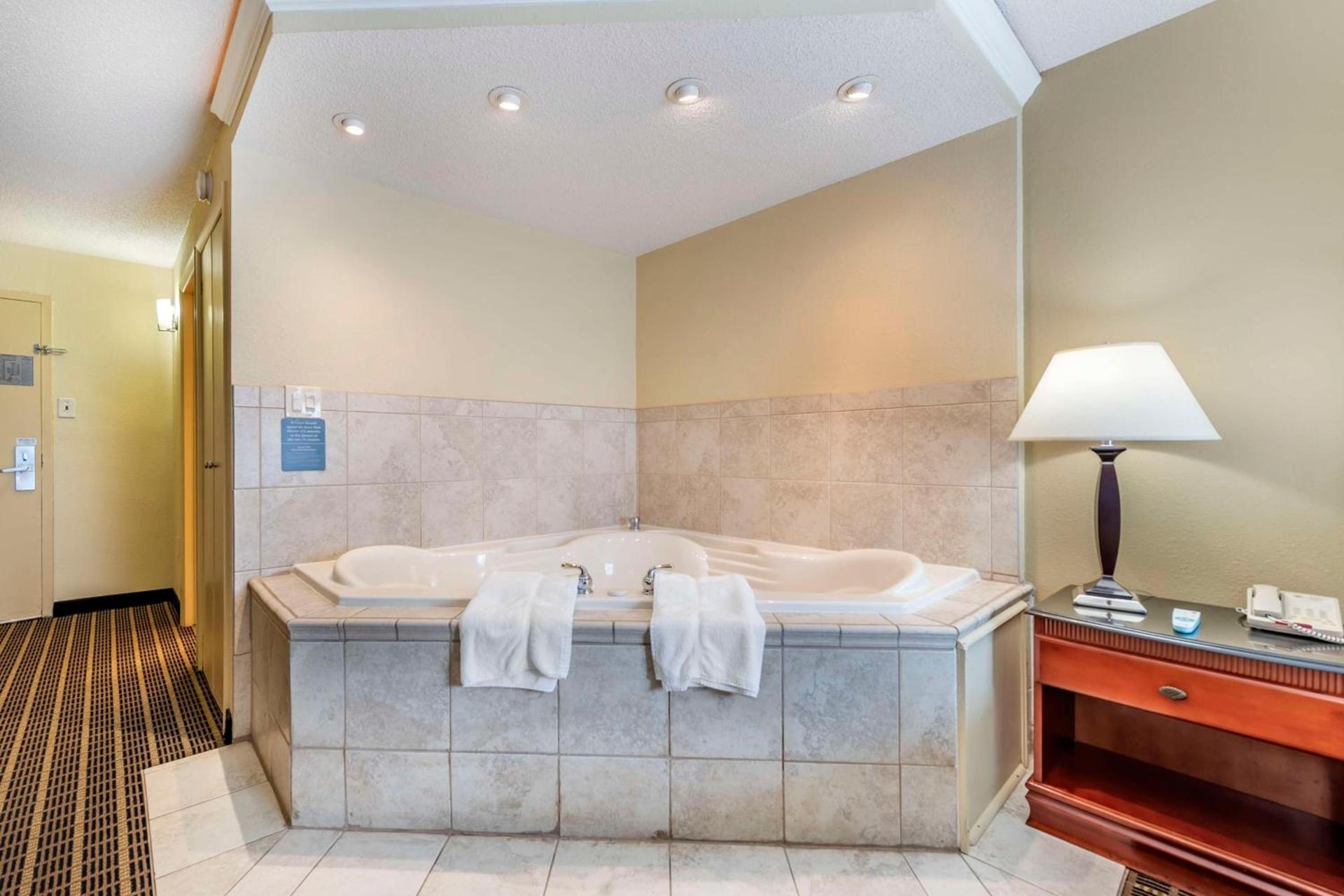 Best Western Plus Bridgeport Inn photo 34