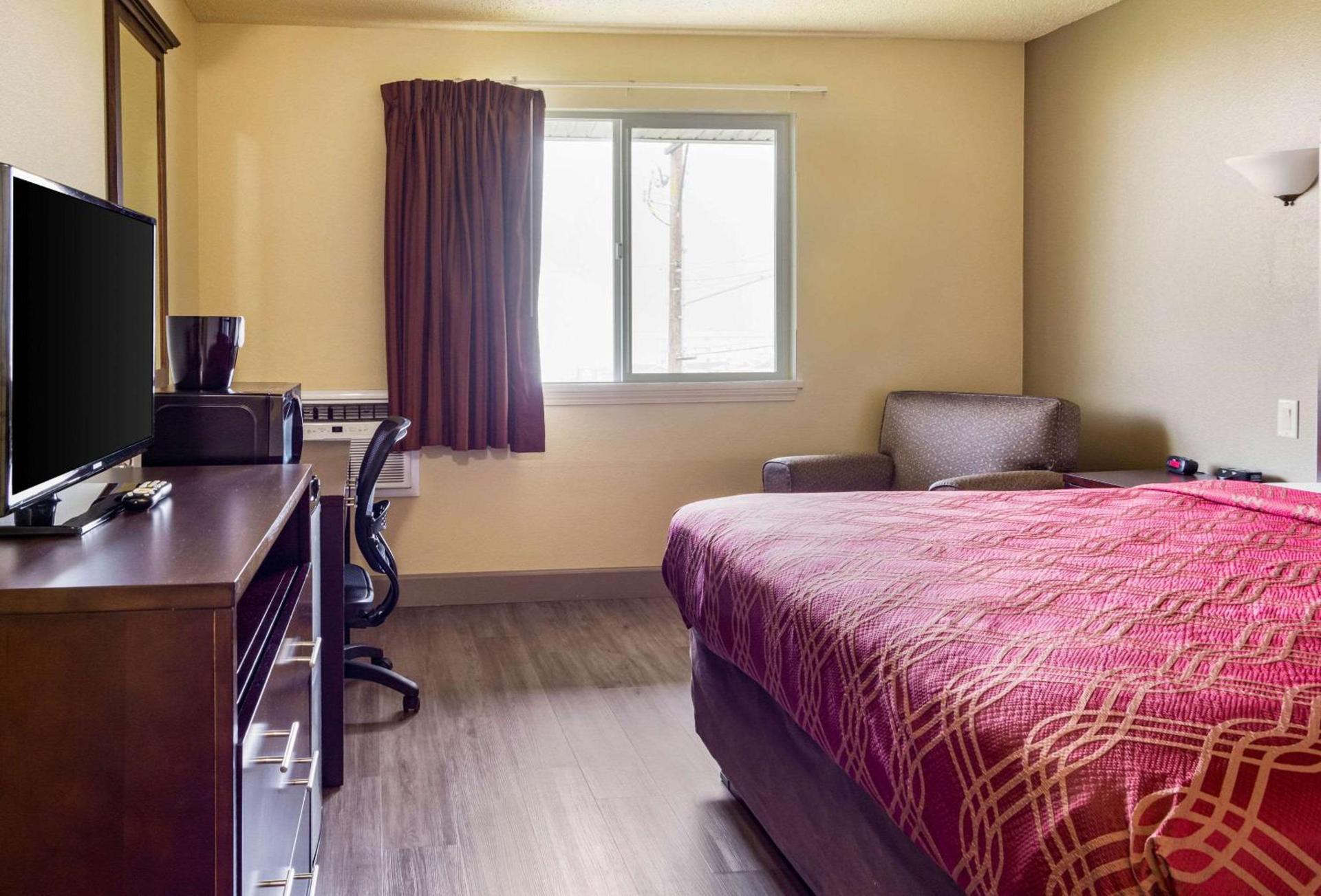 Econo Lodge Newport photo 10