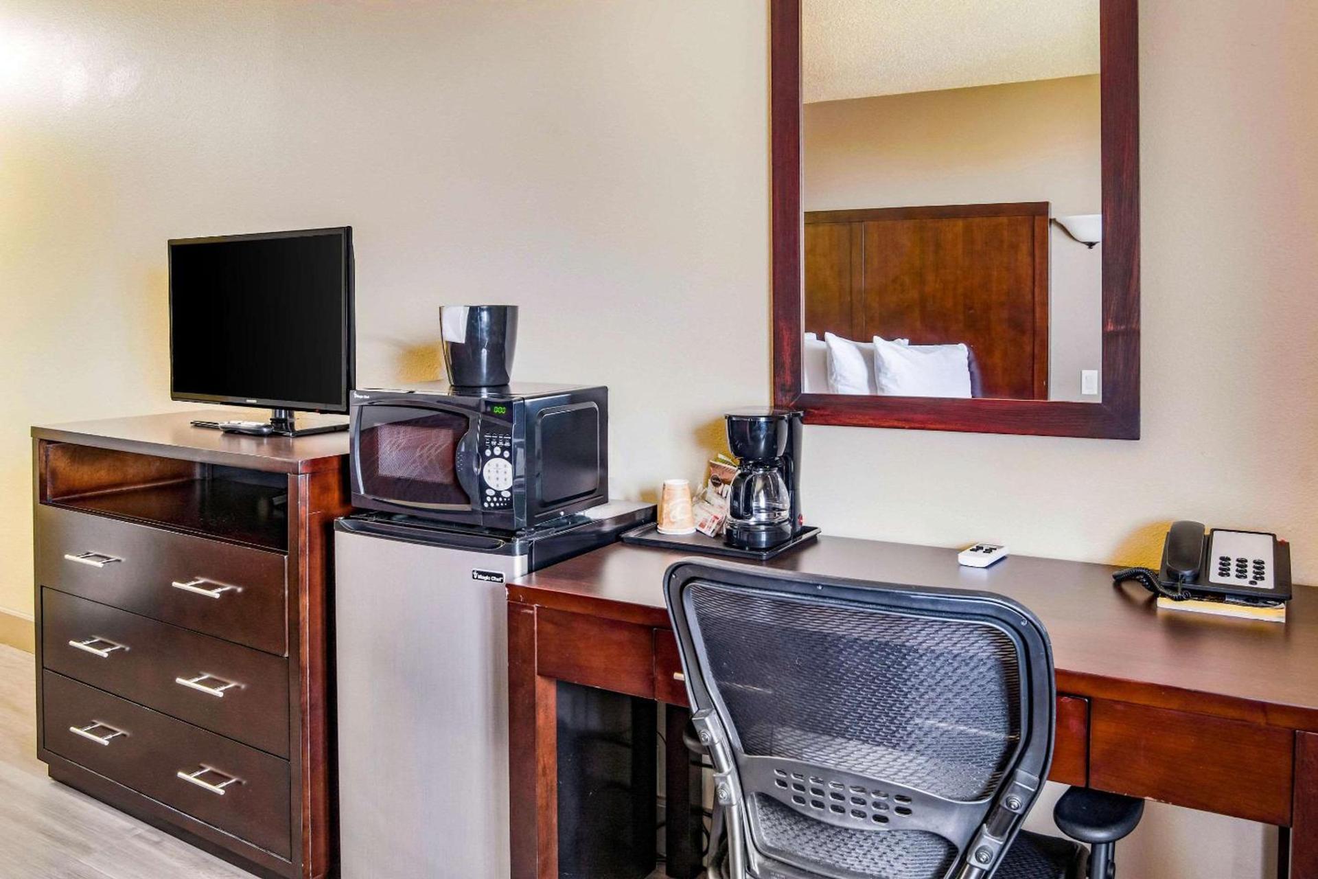 Econo Lodge Newport photo 11
