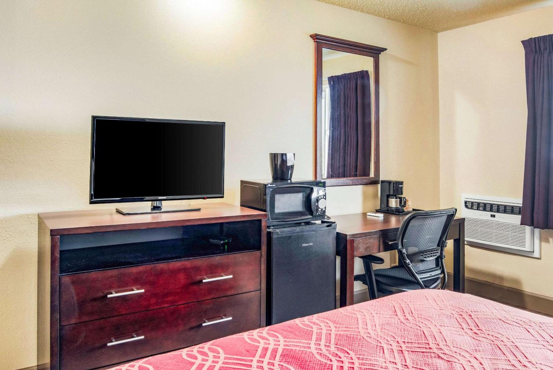 Econo Lodge Newport photo 13