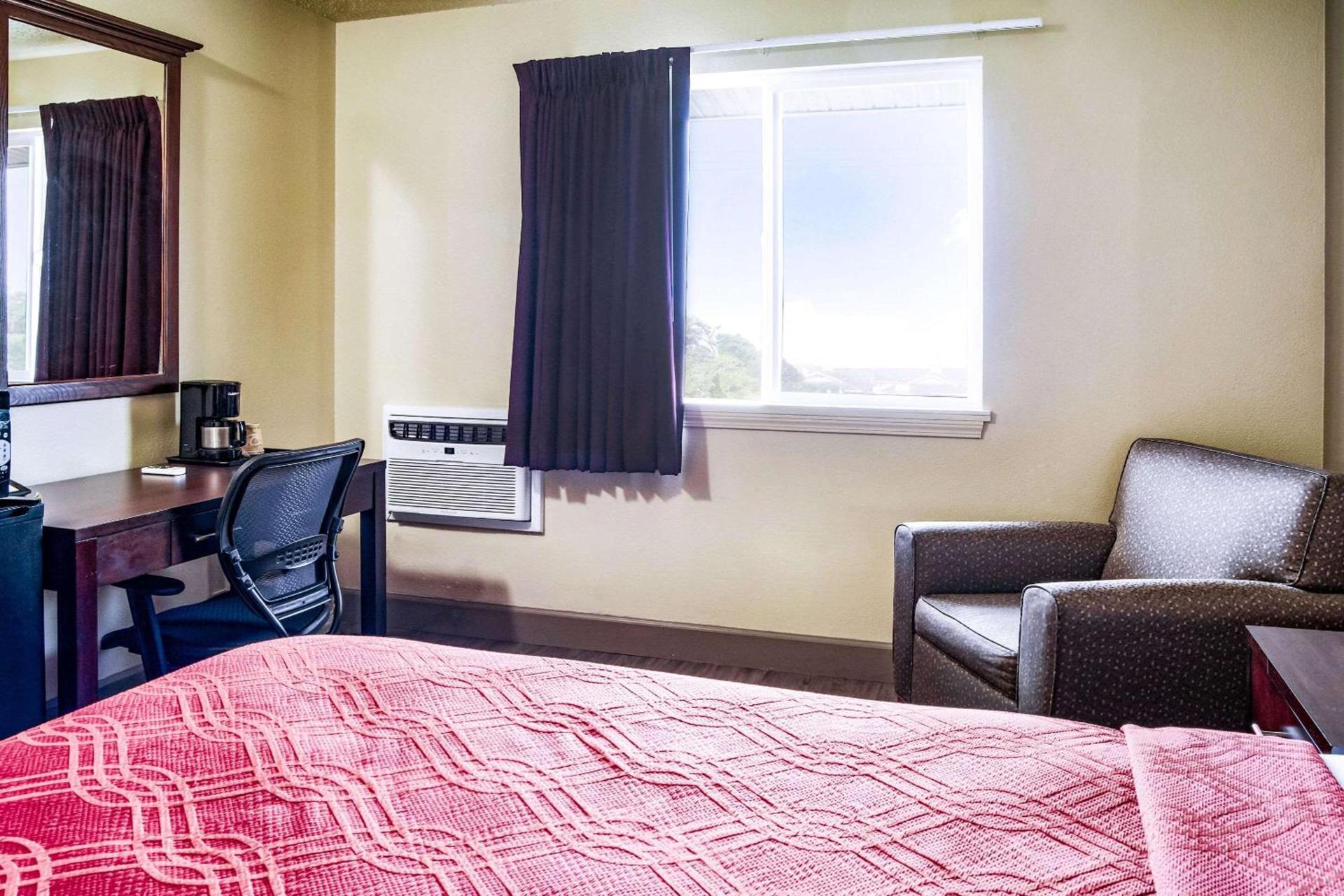 Econo Lodge Newport photo 14
