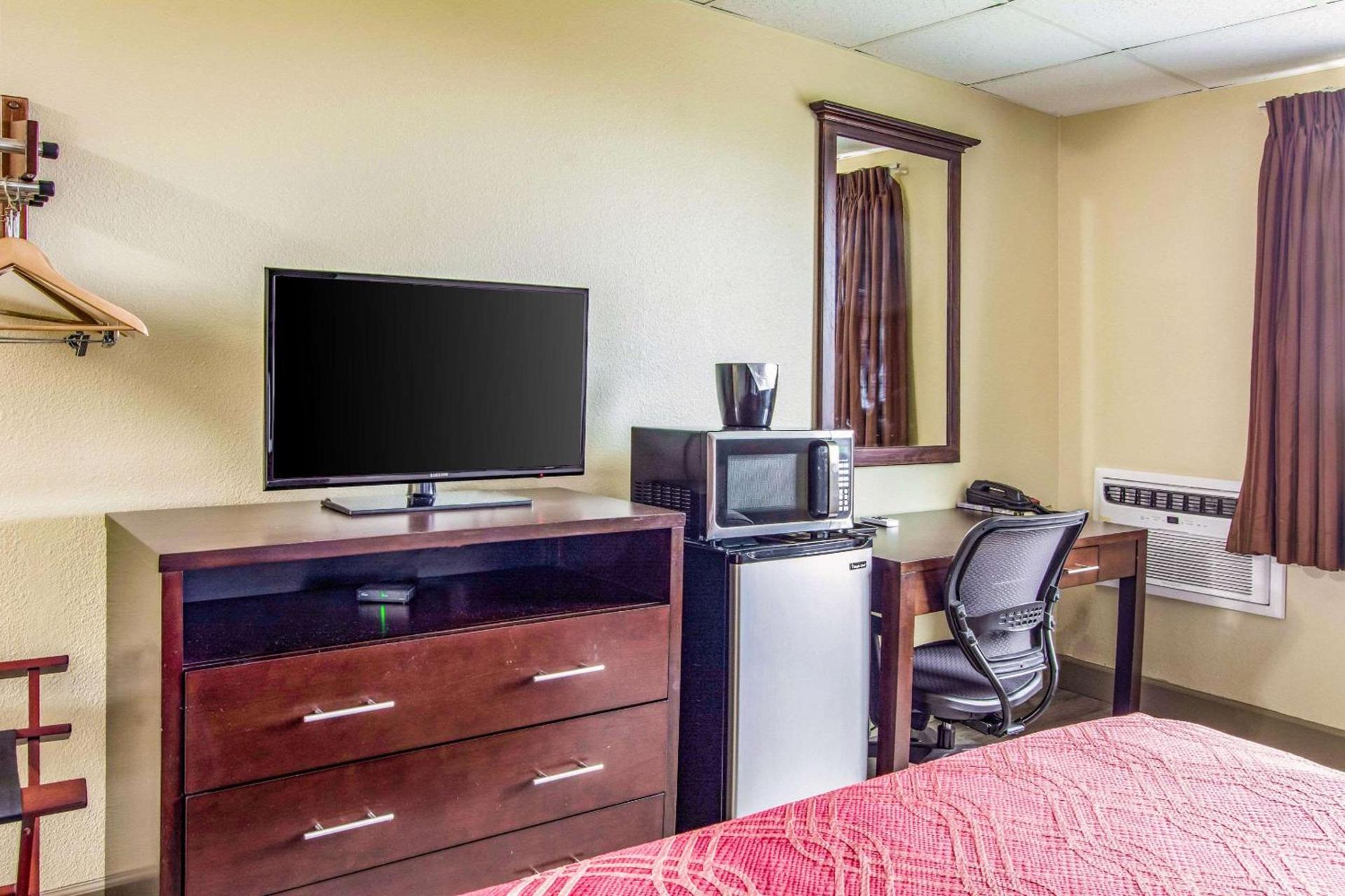 Econo Lodge Newport photo 18