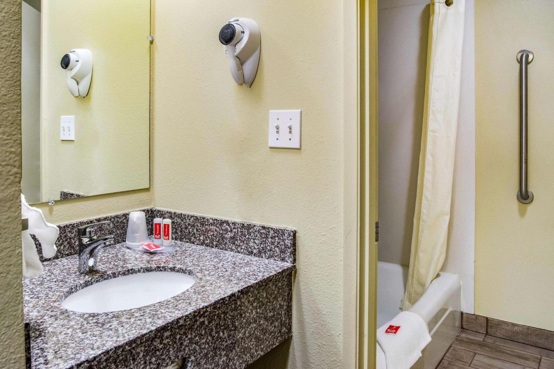 Econo Lodge Newport photo 24