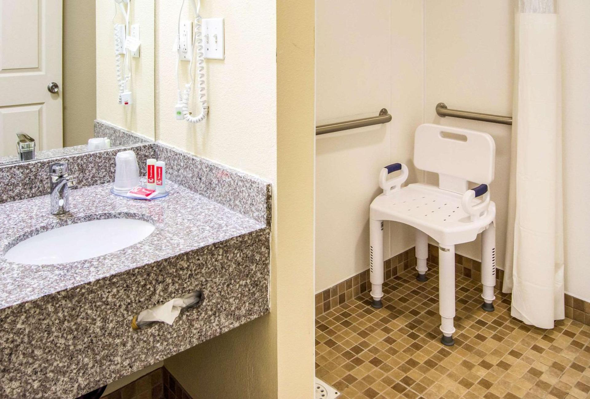 Econo Lodge Newport photo 25