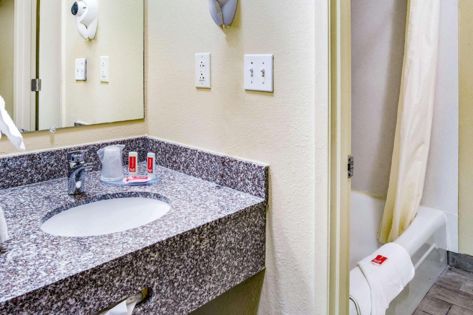 Econo Lodge Newport photo 26
