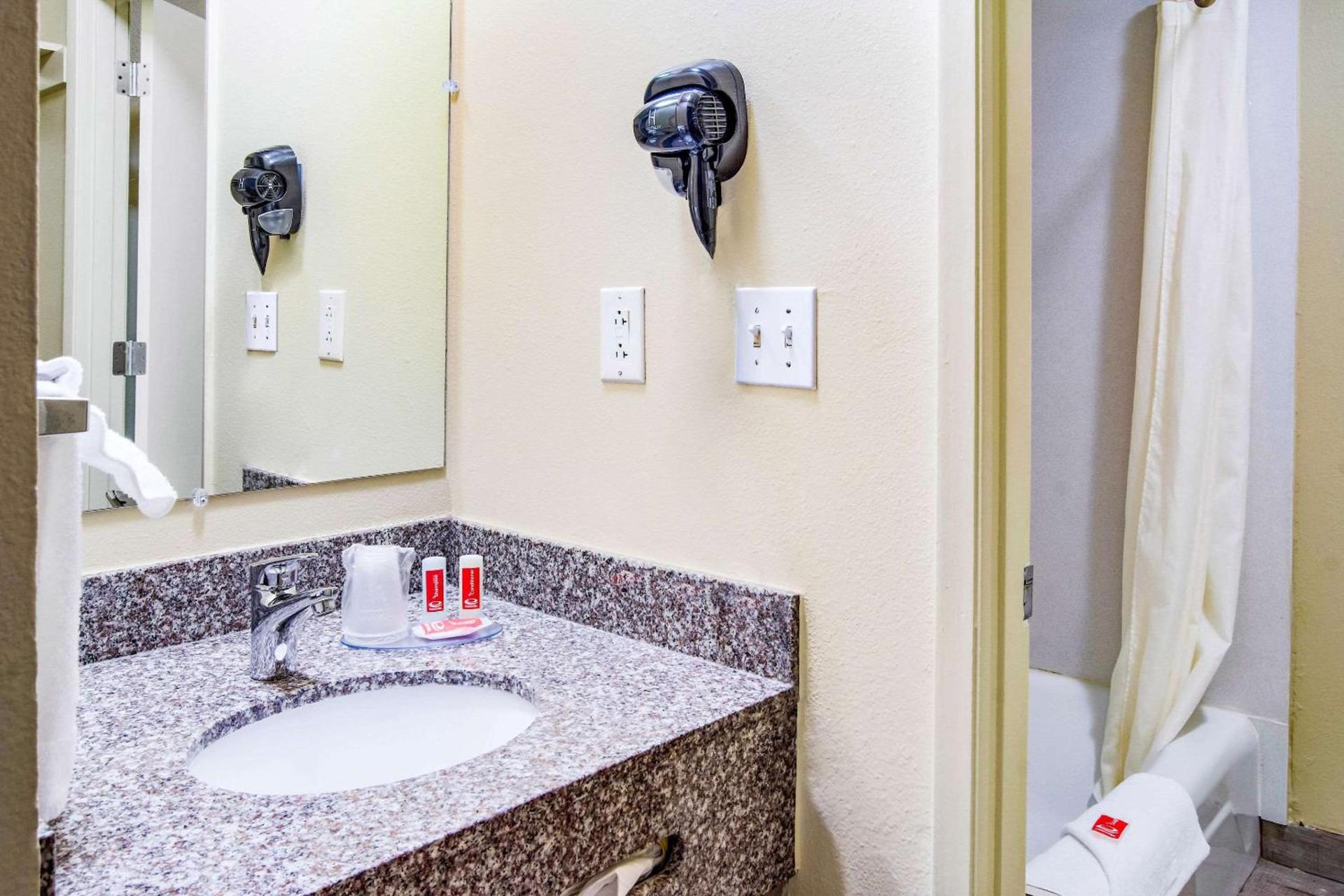 Econo Lodge Newport photo 27