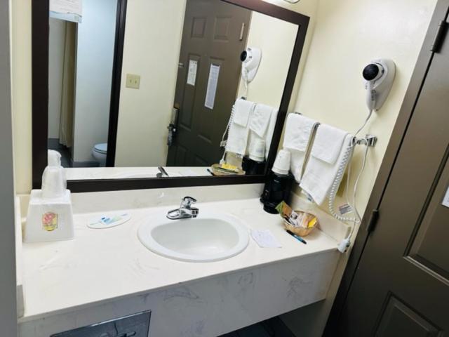 Super 8 by Wyndham Branson Andy Williams Theatre photo 32