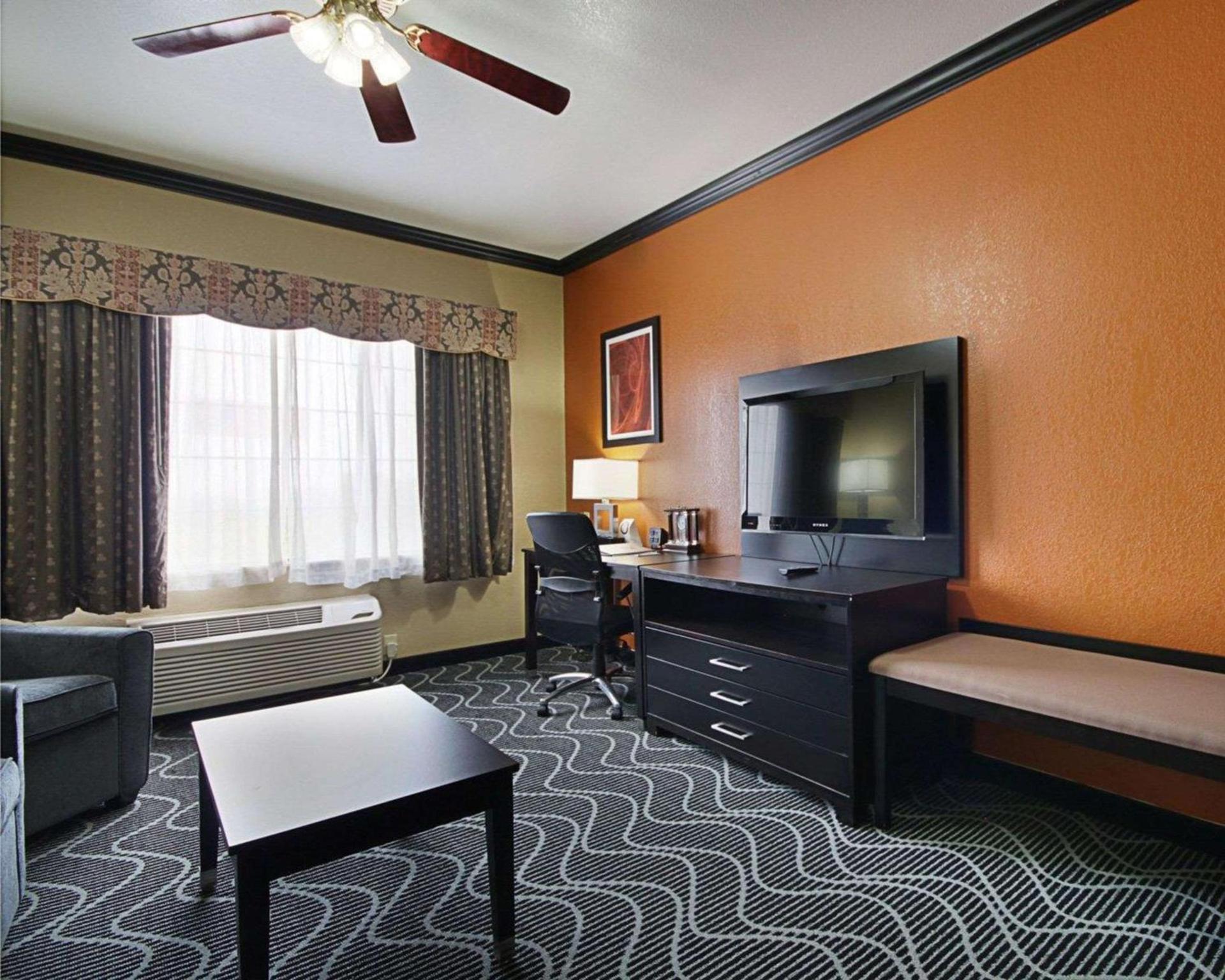 Comfort Suites Lake Ray Hubbard photo 31