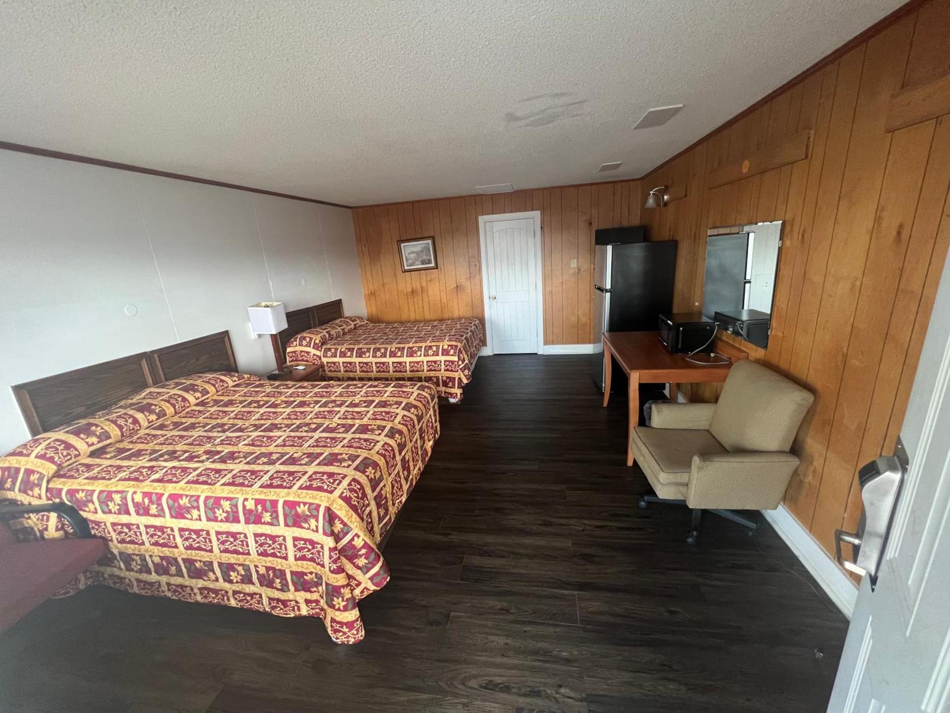 Pinelodge Motel photo 13