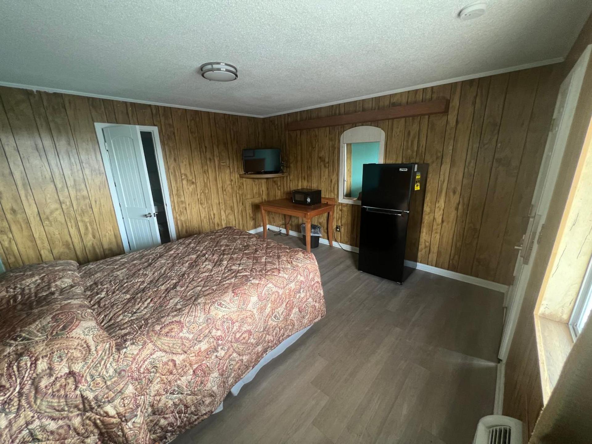 Pinelodge Motel photo 19
