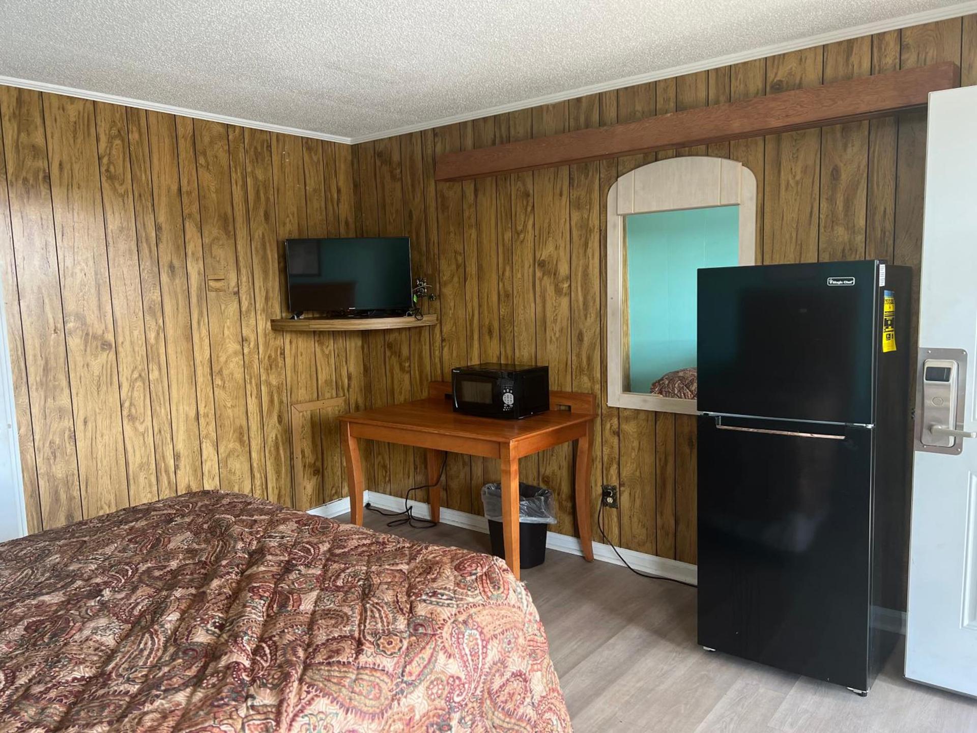 Pinelodge Motel photo 20