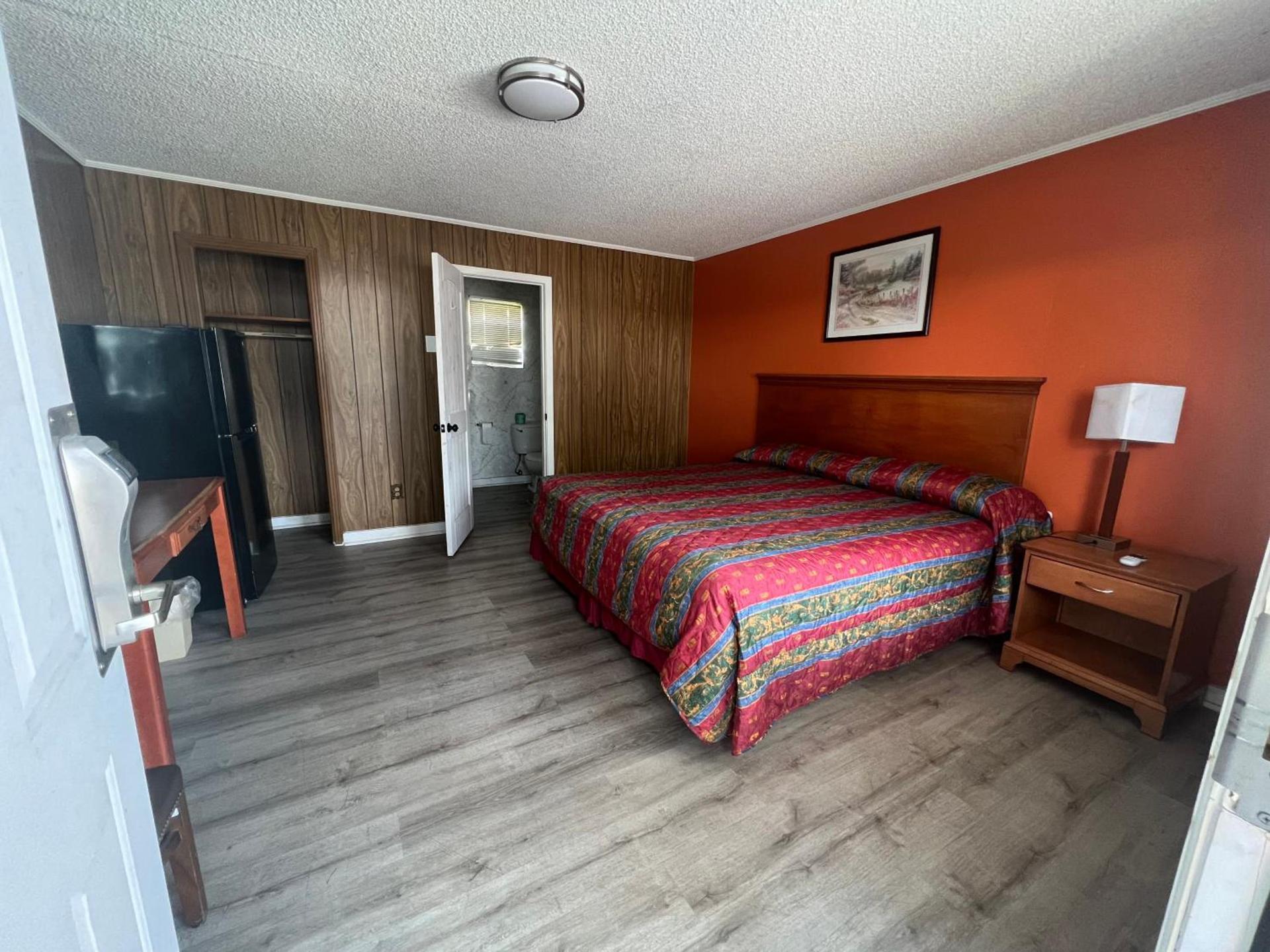 Pinelodge Motel photo 28