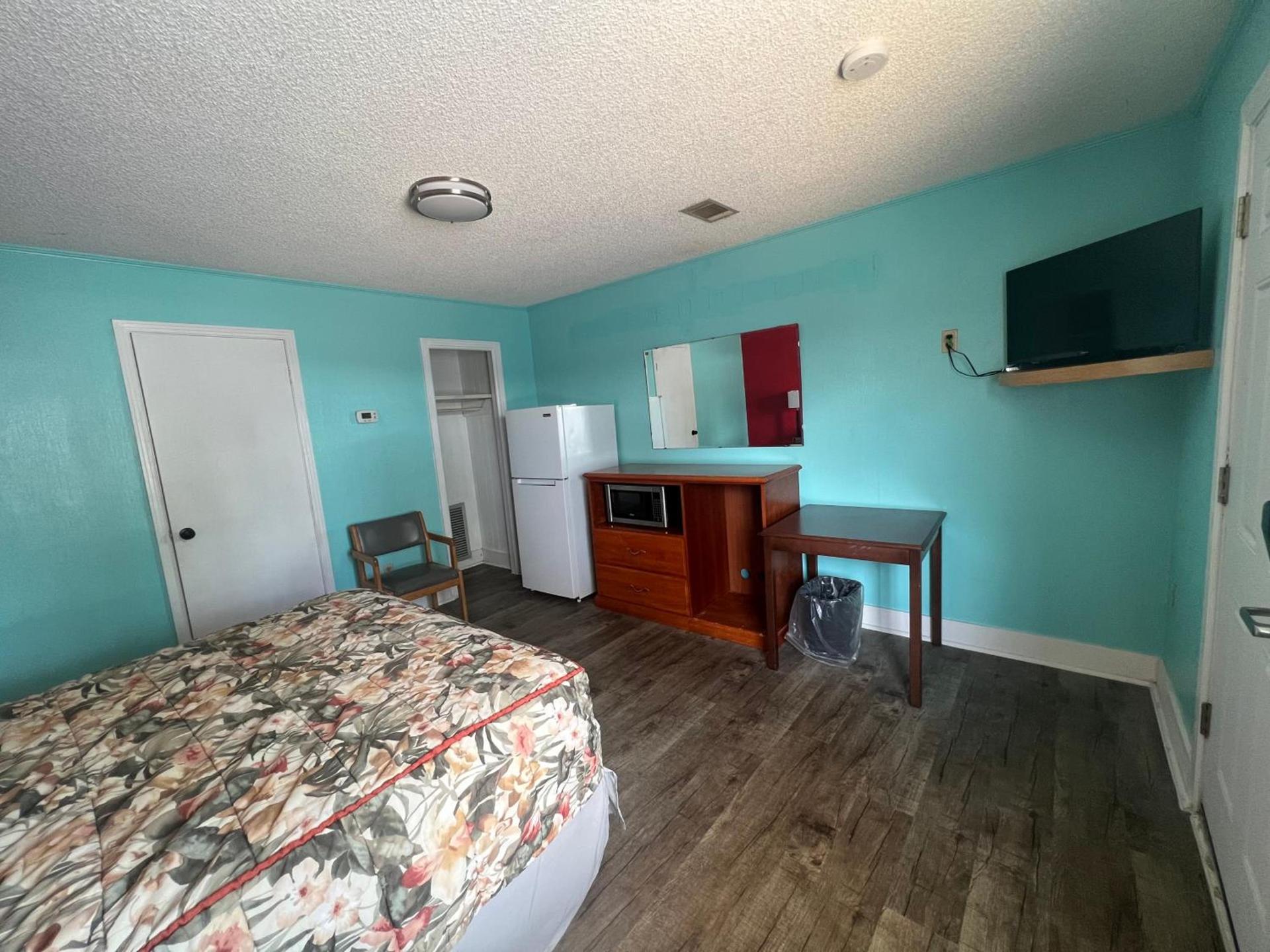 Pinelodge Motel photo 10