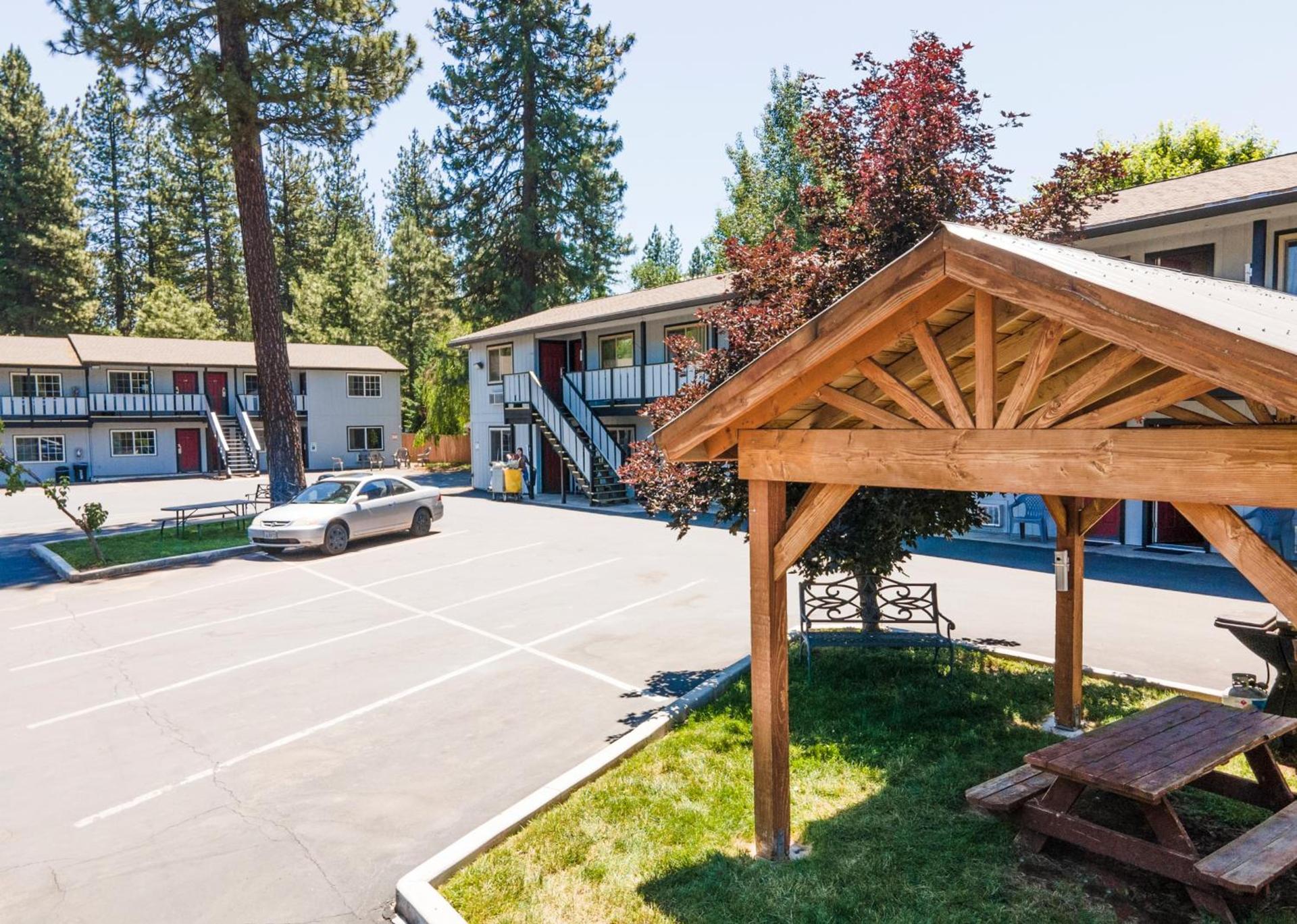 Charm Motel & Suites photo 8