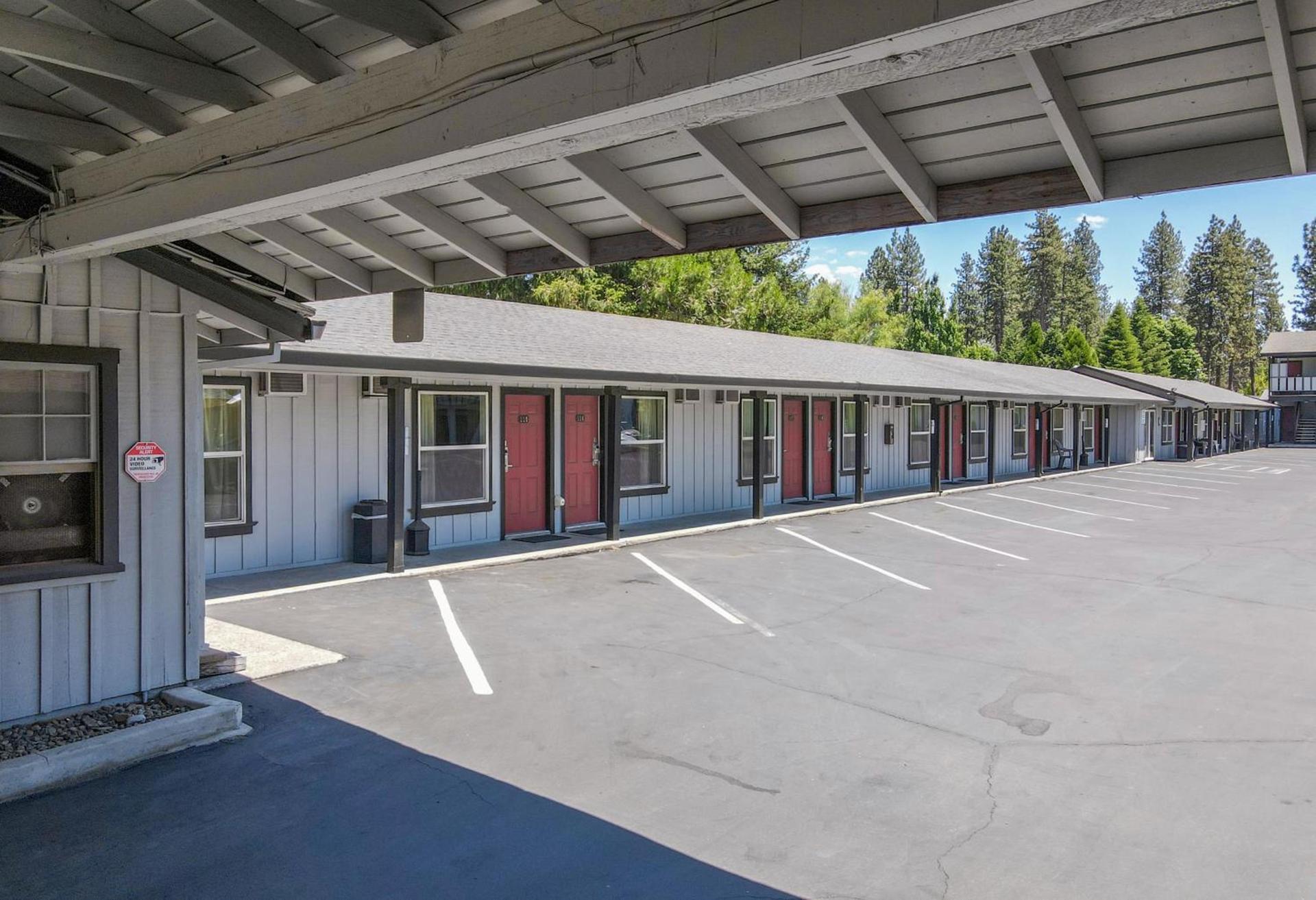 Charm Motel & Suites photo 17