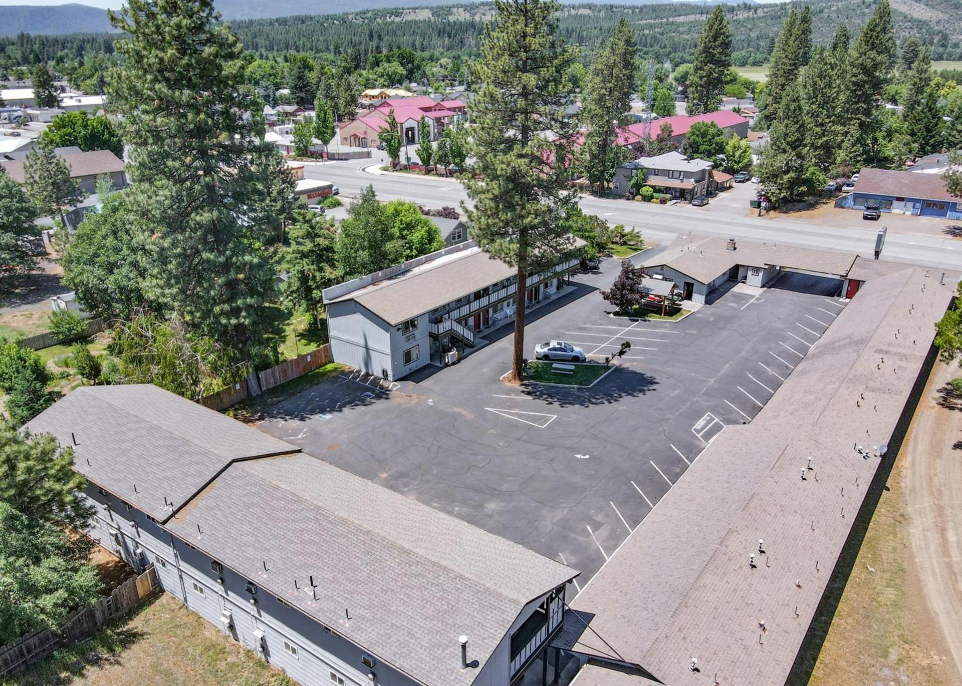 Charm Motel & Suites photo 2