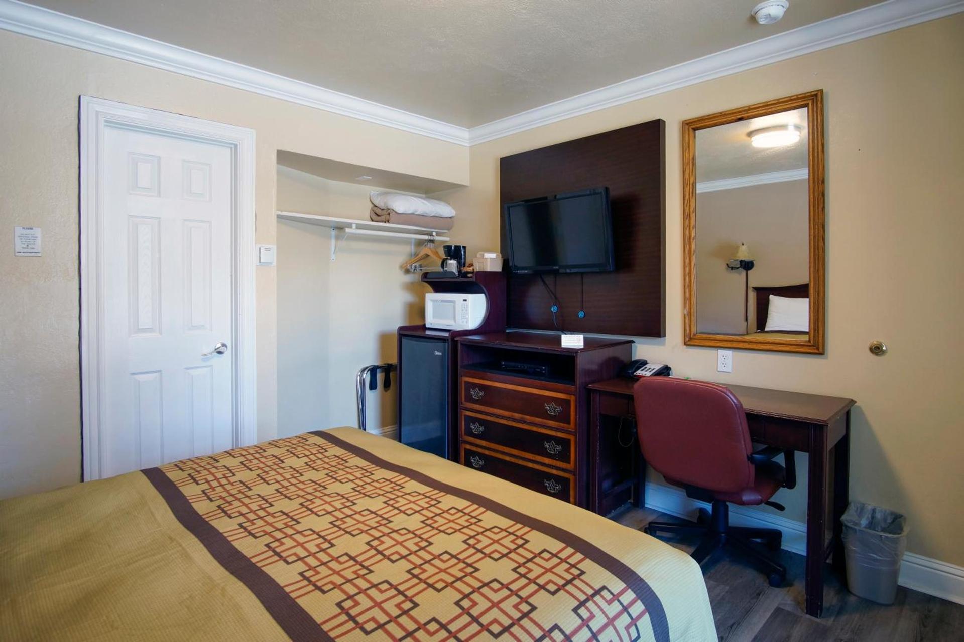 Charm Motel & Suites photo 6
