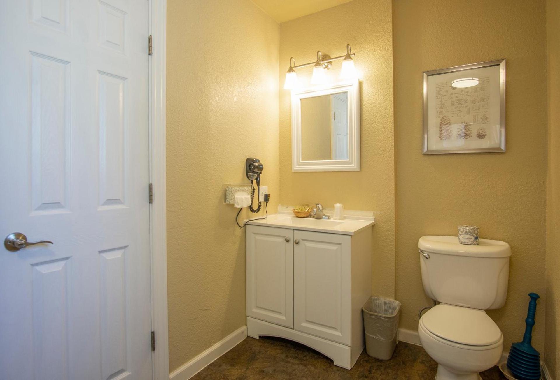 Charm Motel & Suites photo 28