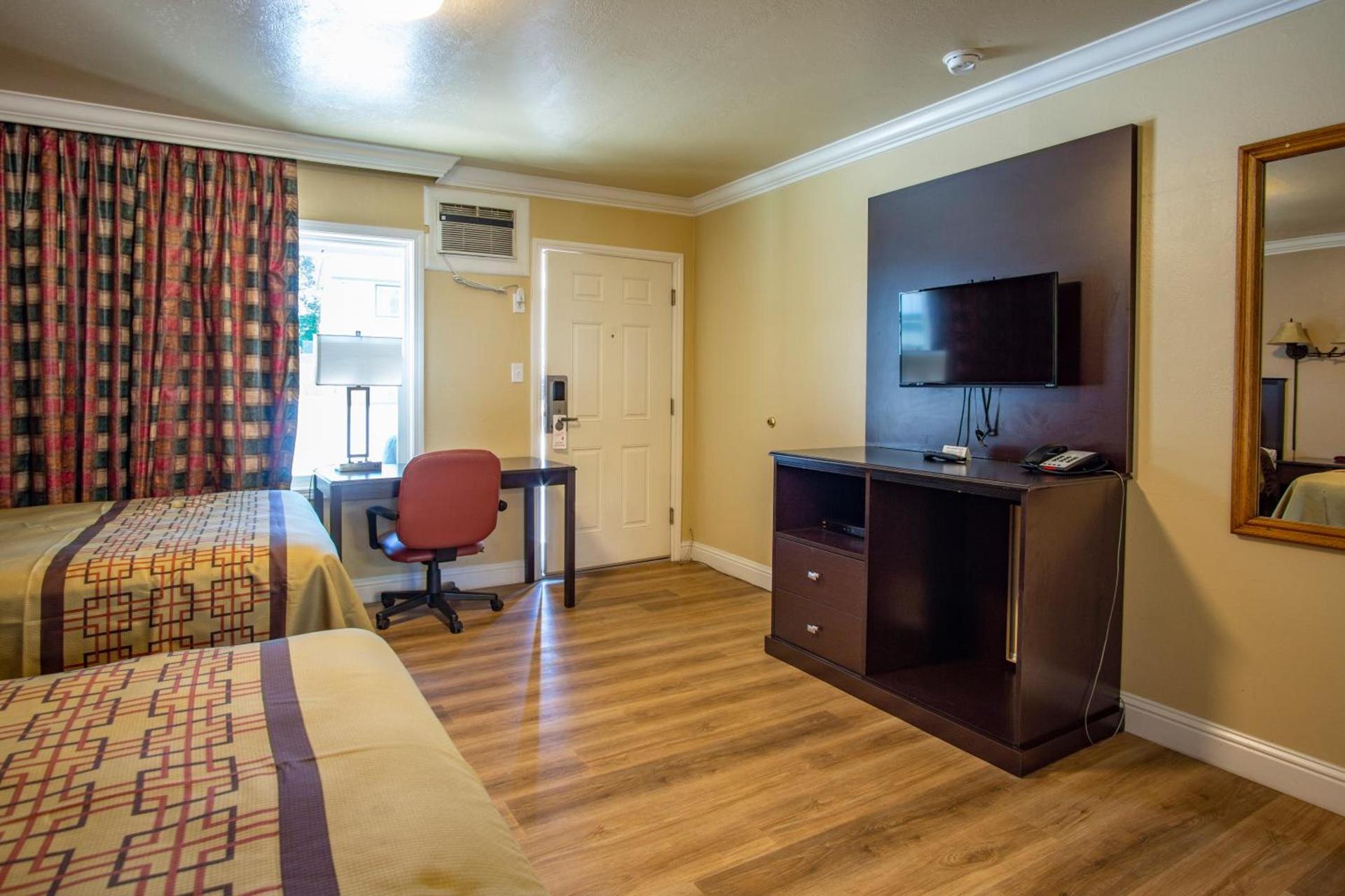 Charm Motel & Suites photo 32