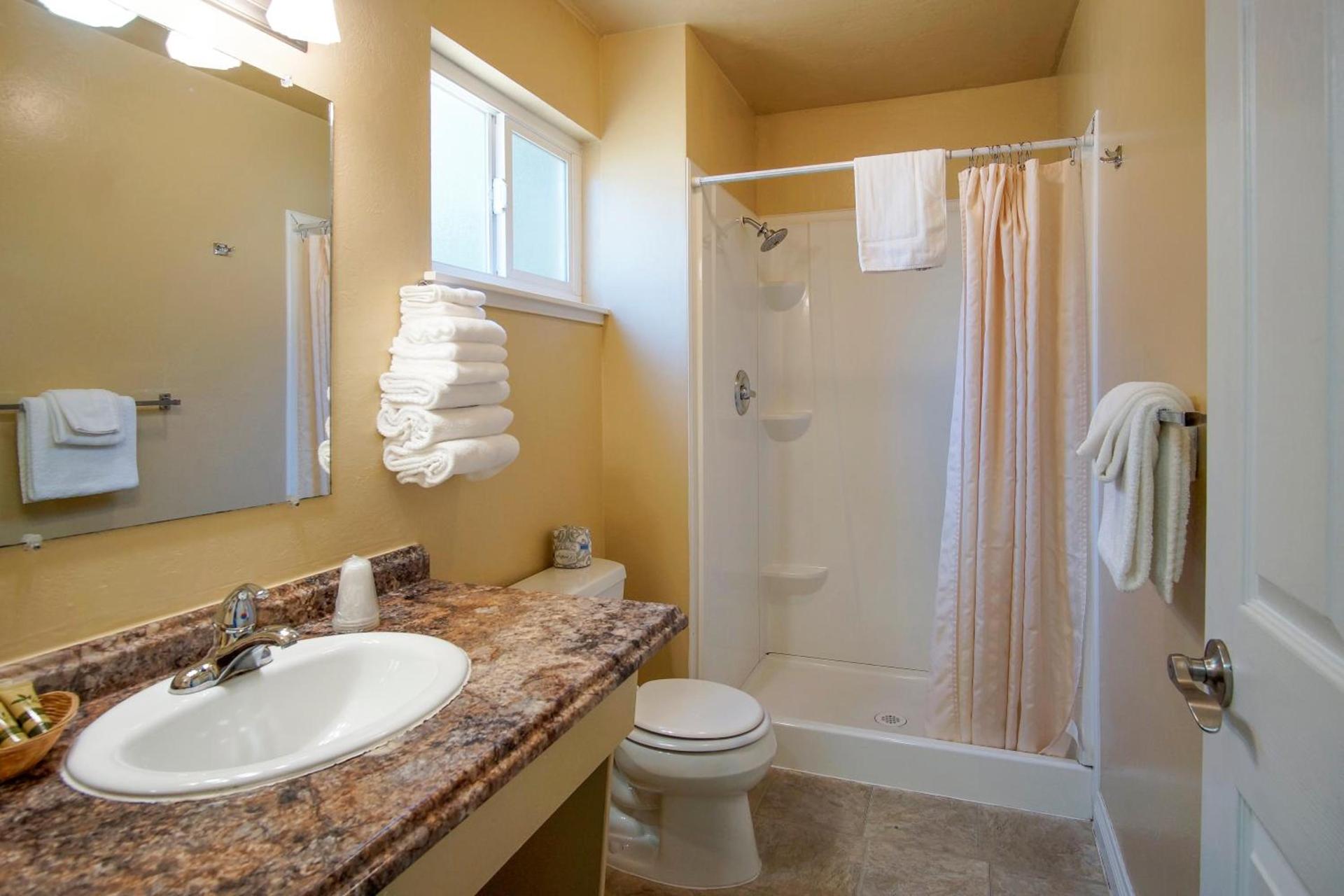 Charm Motel & Suites photo 39