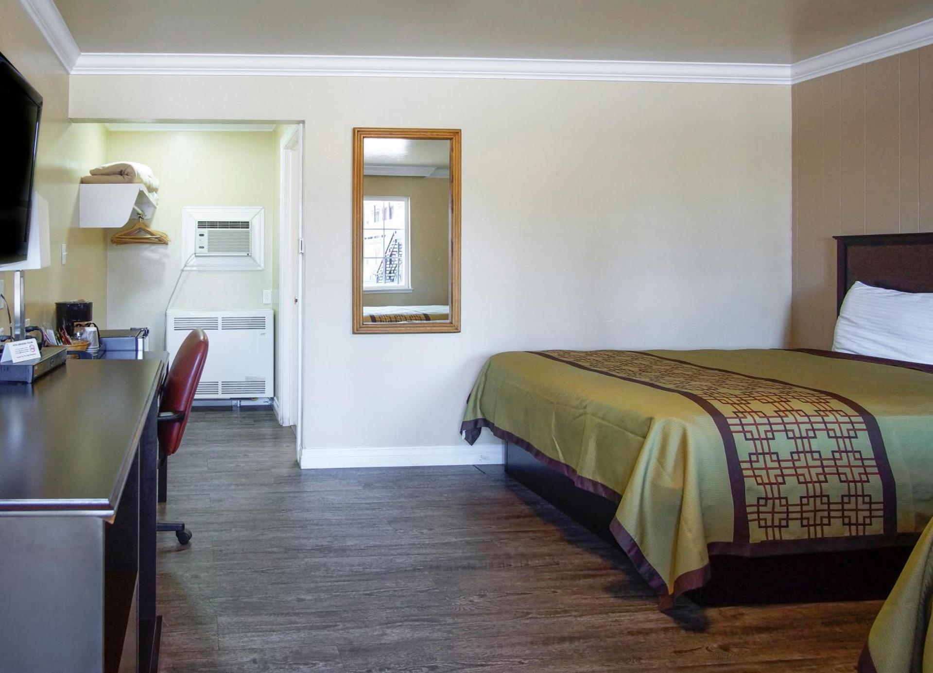 Charm Motel & Suites photo 38