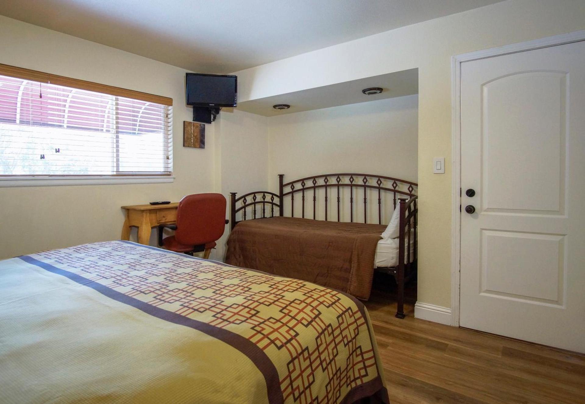Charm Motel & Suites photo 41