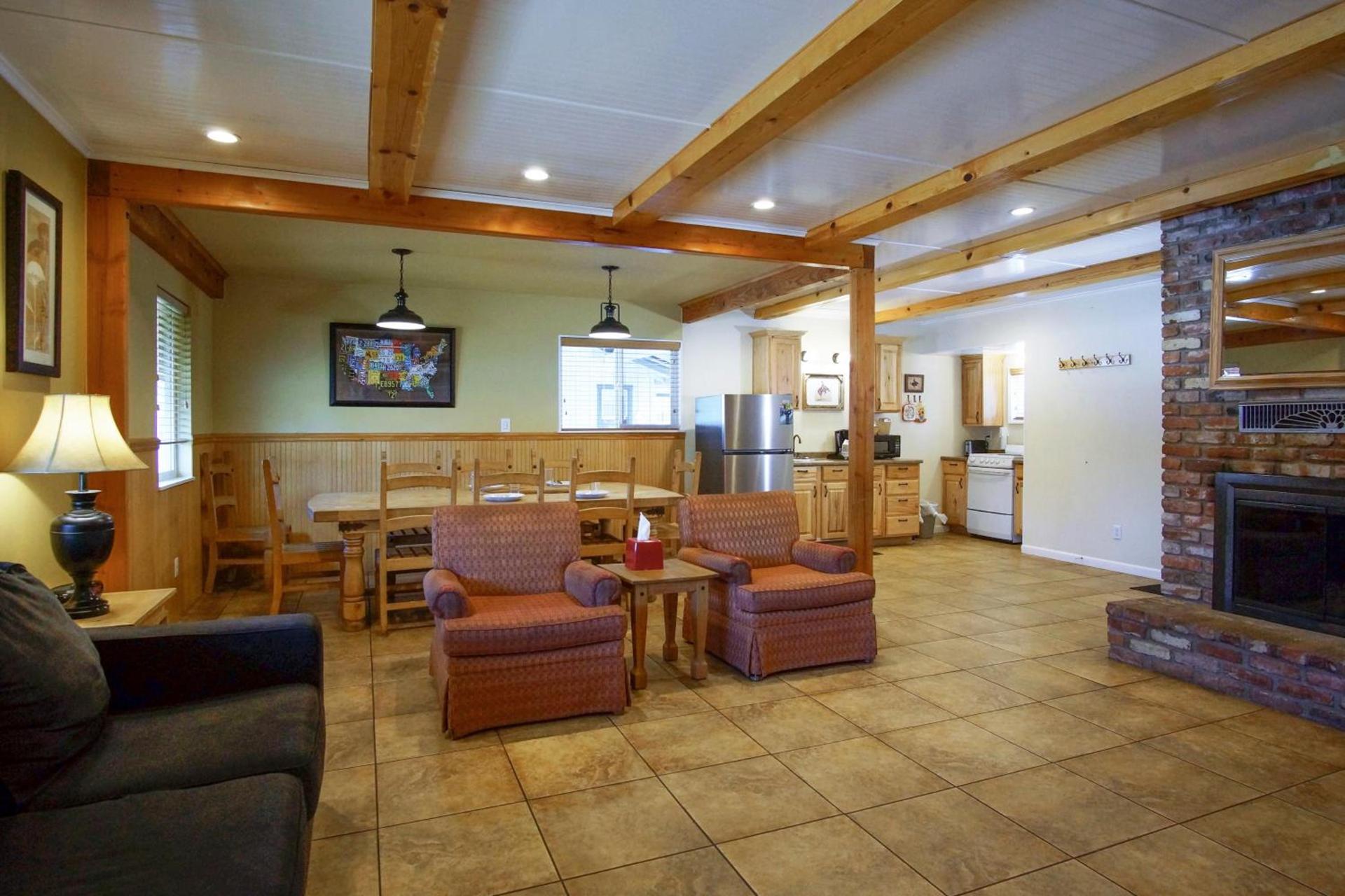 Charm Motel & Suites photo 40