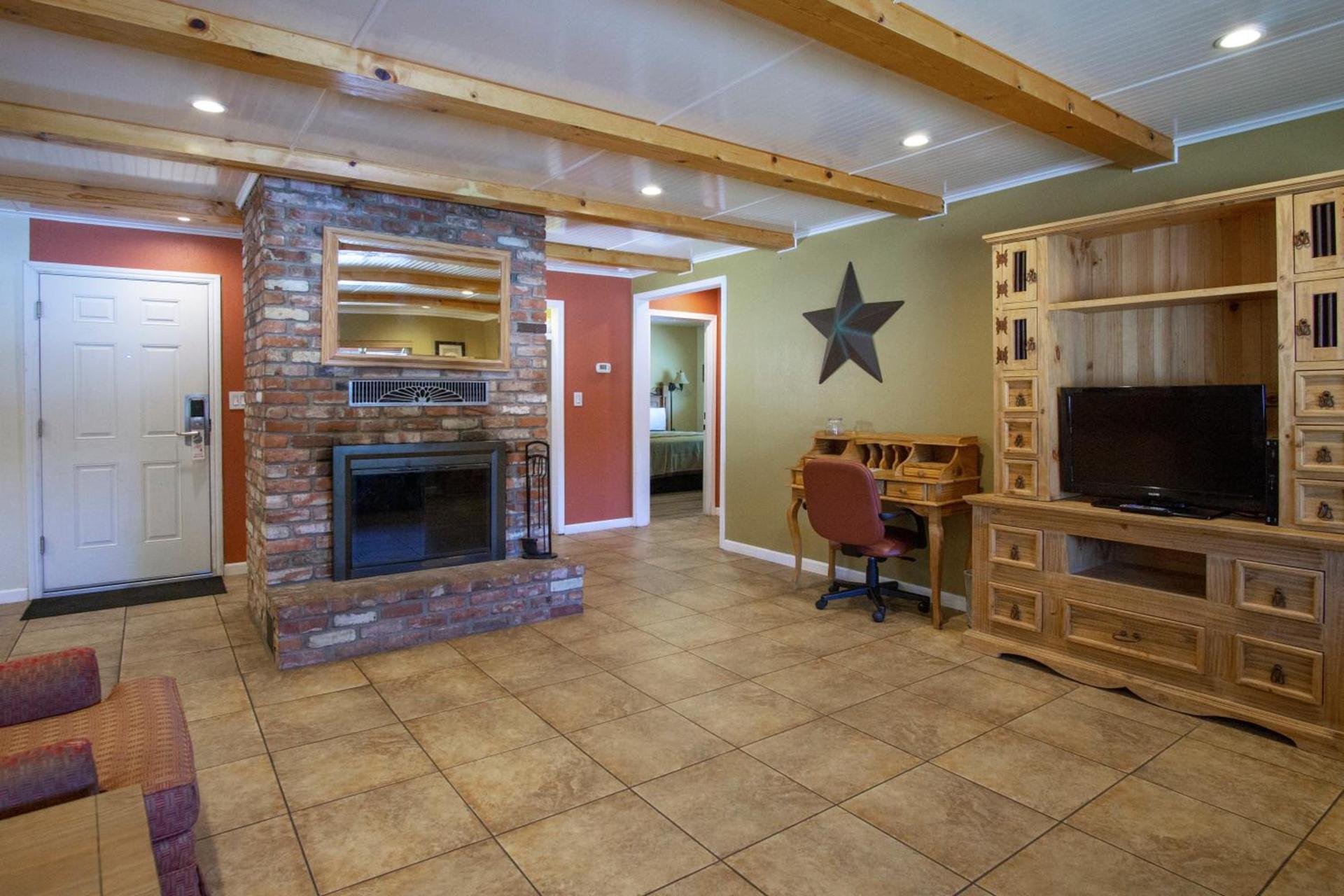 Charm Motel & Suites photo 44