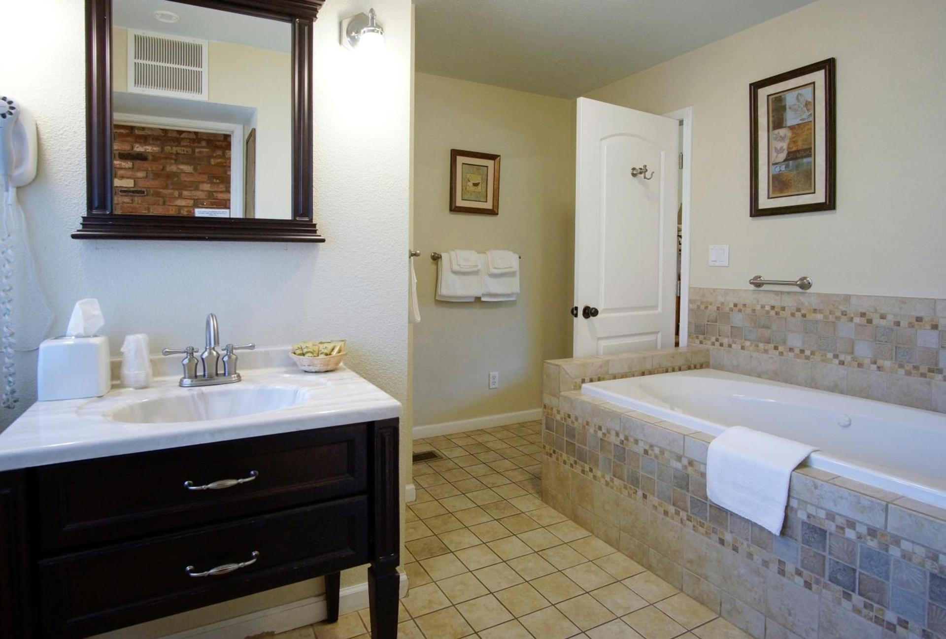 Charm Motel & Suites photo 47