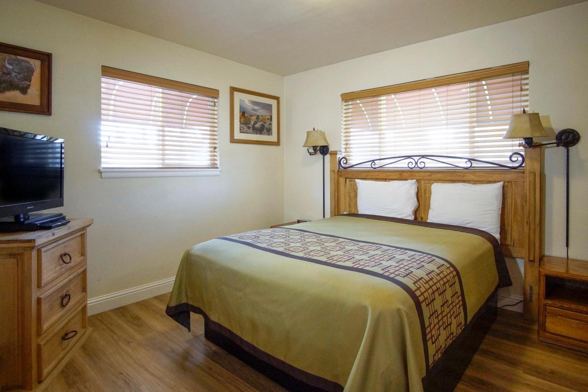 Charm Motel & Suites photo 48