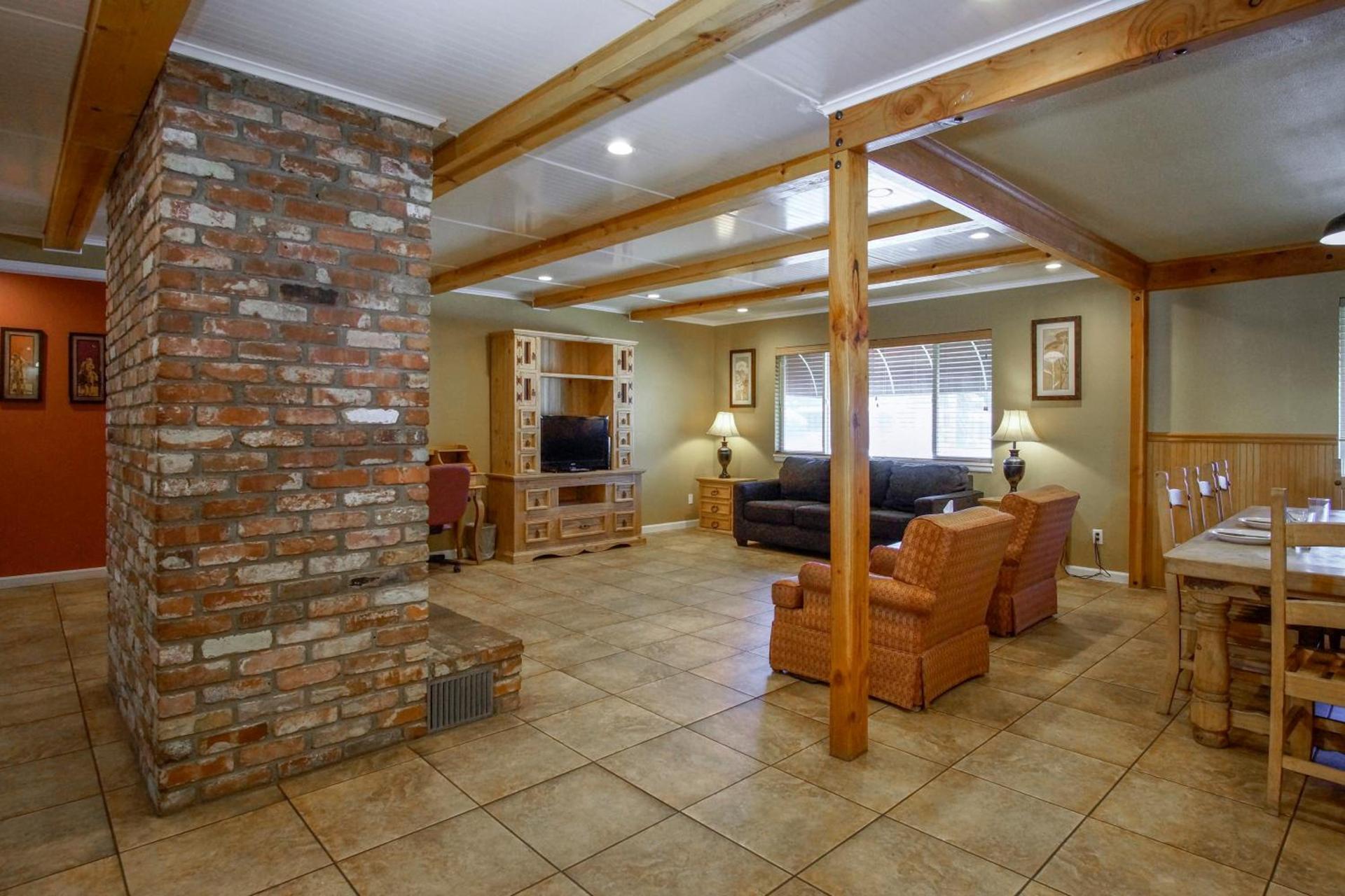 Charm Motel & Suites photo 54