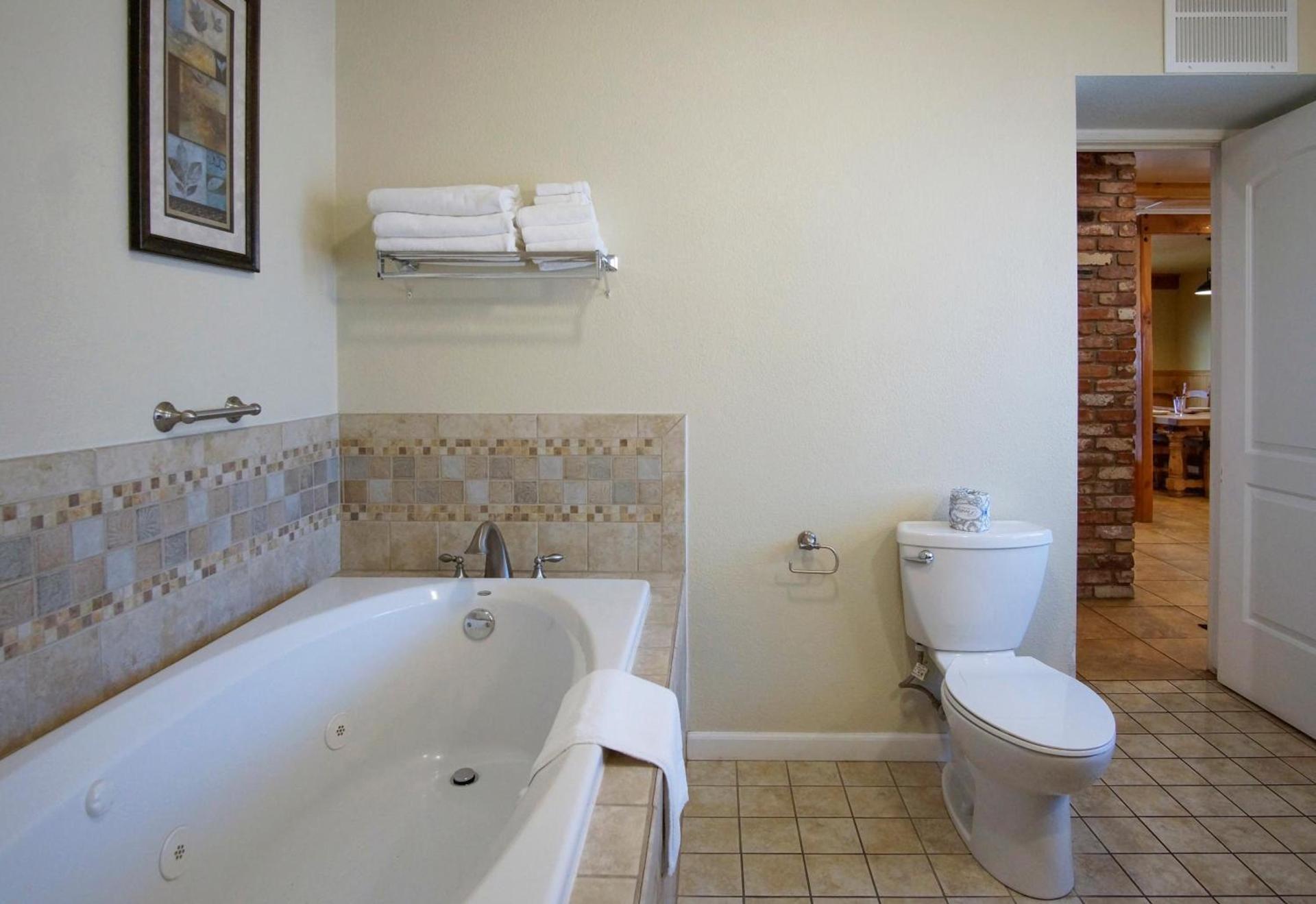 Charm Motel & Suites photo 49