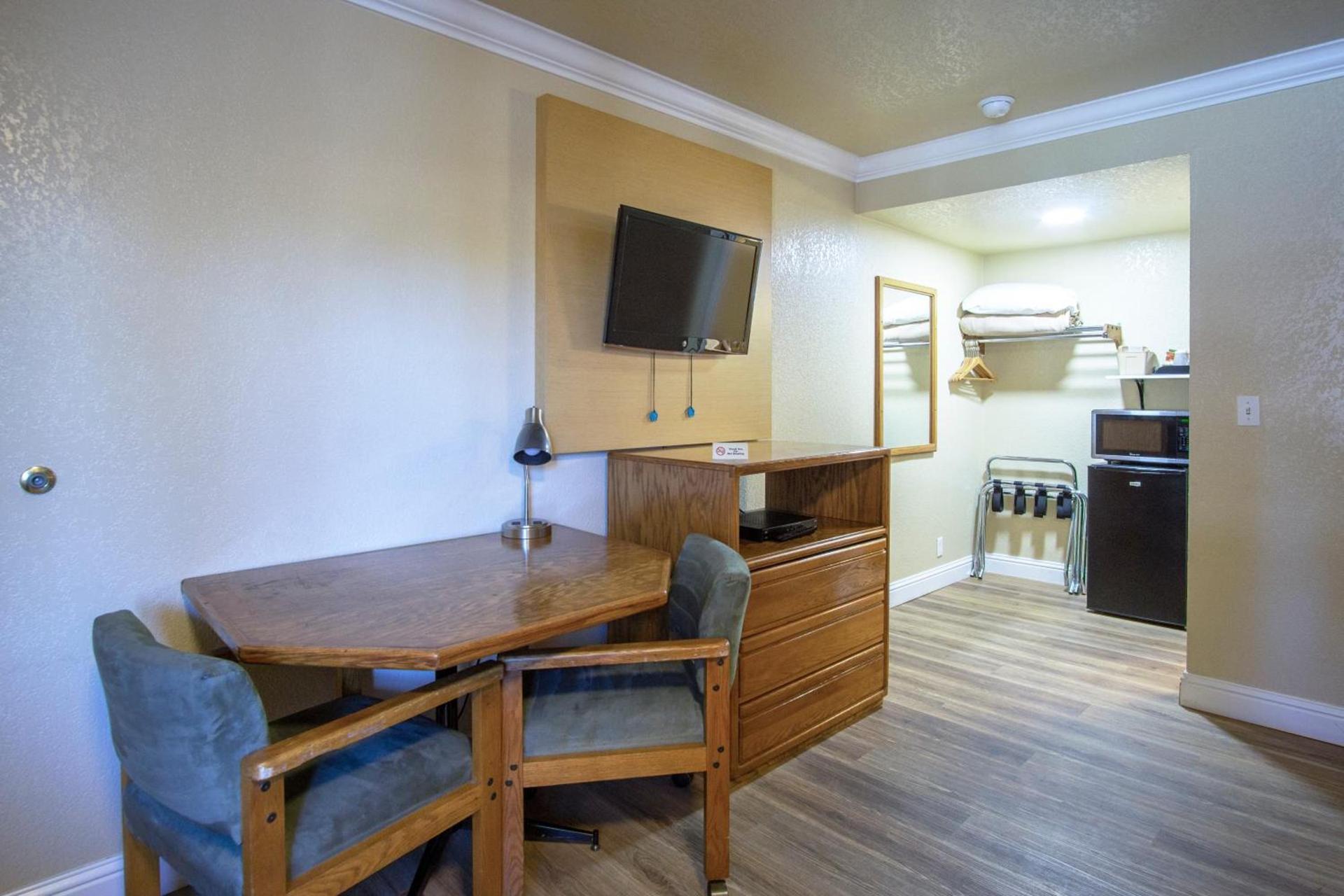 Charm Motel & Suites photo 53