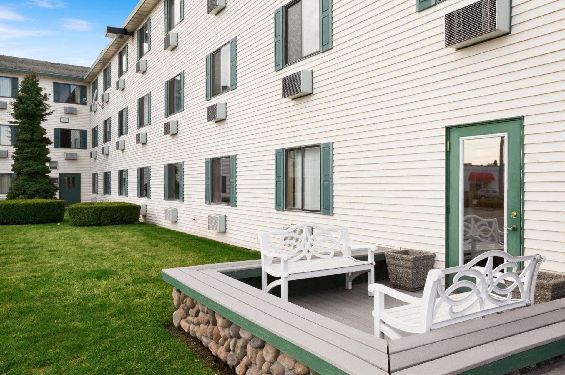 Super 8 by Wyndham Coeur d'Alene photo 2