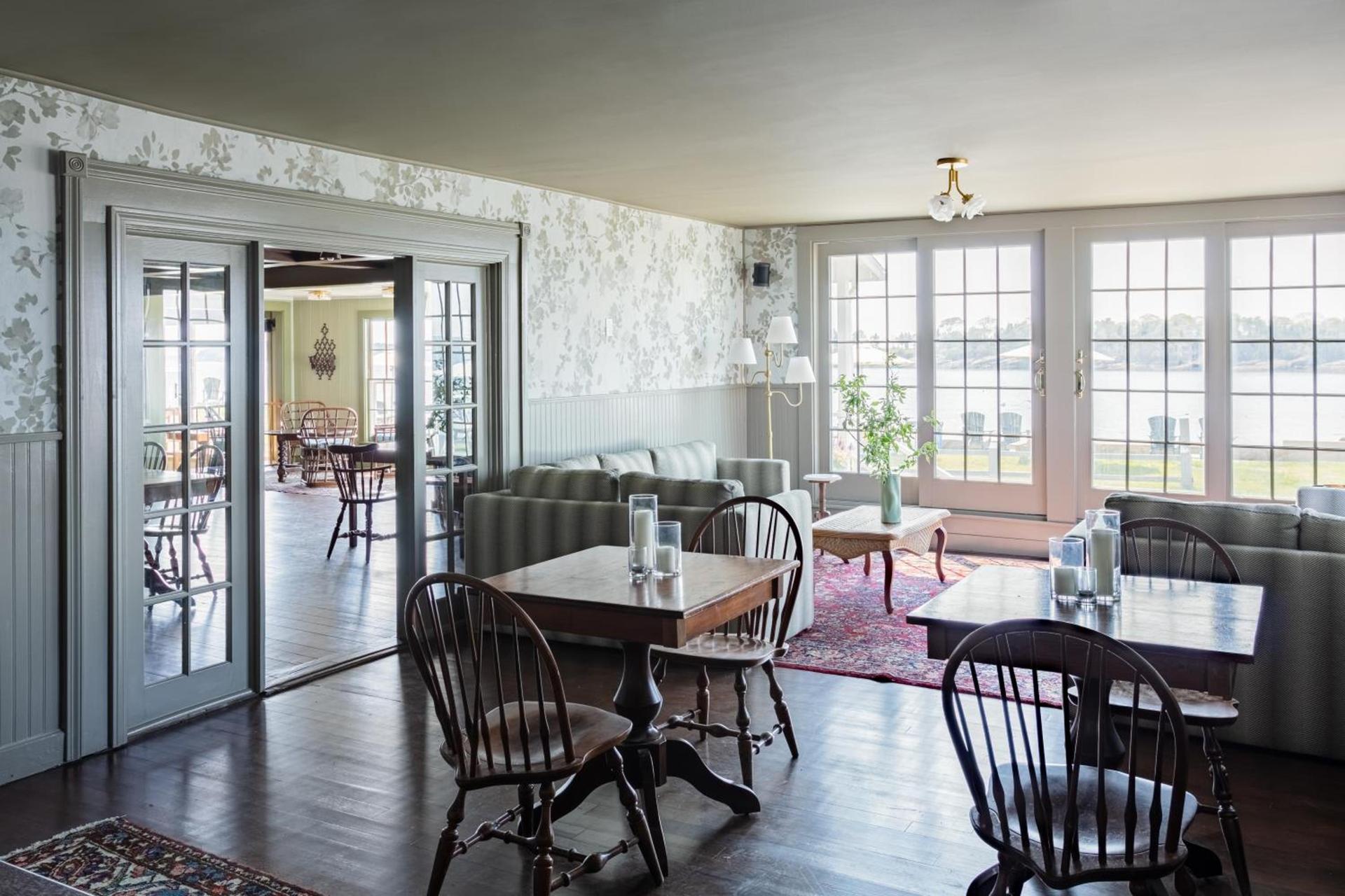 Bluebird Ocean Point Inn photo 11