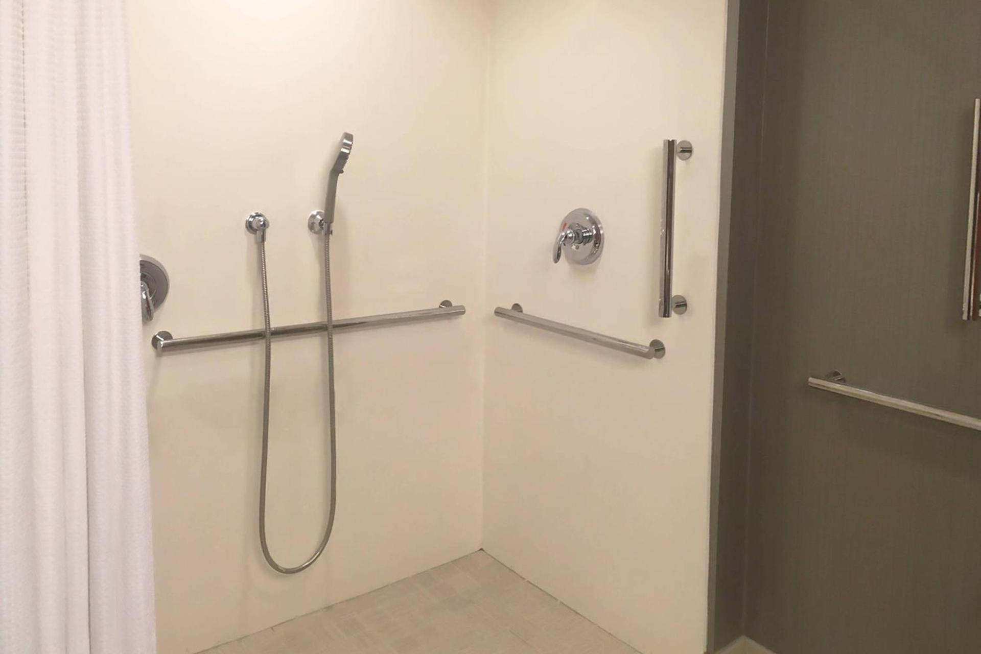 Courtyard by Marriott Westbury Long Island photo 12