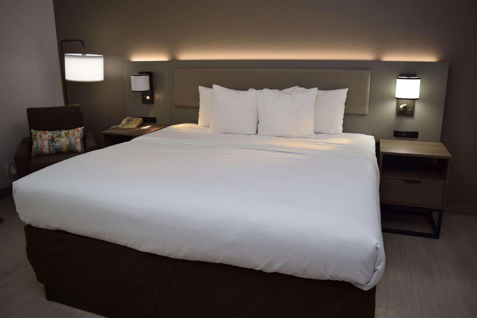 Comfort Inn & Suites Syracuse-Carrier Circle photo 4