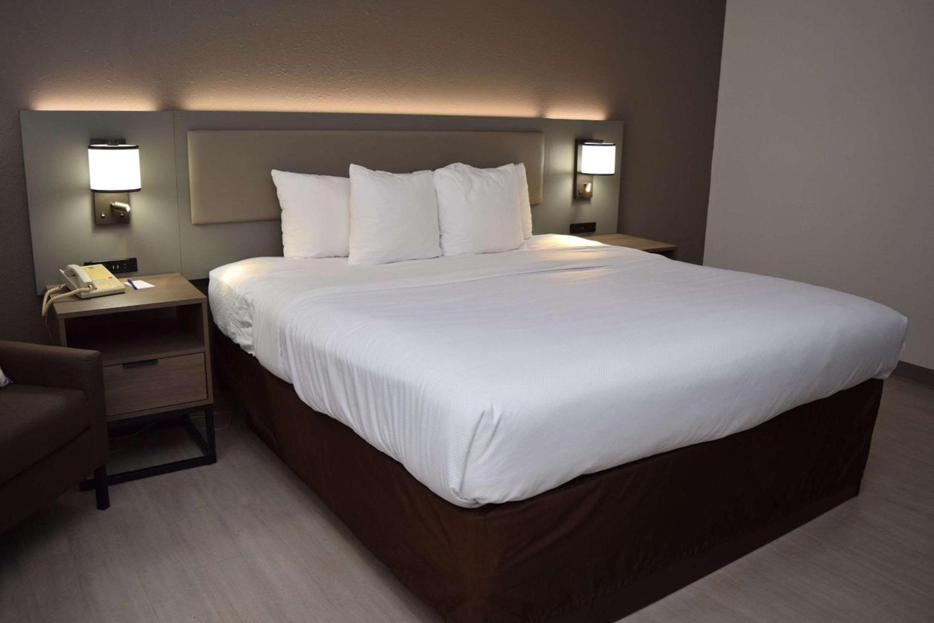 Comfort Inn & Suites Syracuse-Carrier Circle photo 5