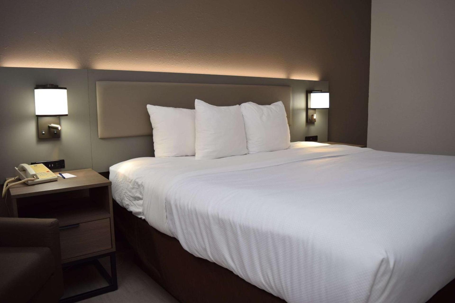 Comfort Inn & Suites Syracuse-Carrier Circle photo 6