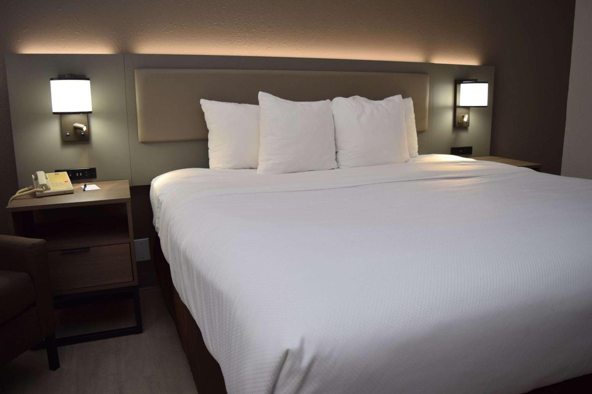 Comfort Inn & Suites Syracuse-Carrier Circle photo 7